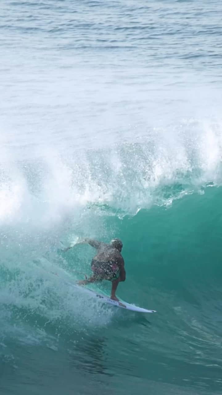 イタロ・フェレイラのインスタグラム：「Tchau, Bali 💛  Thank you so much everyone for the vibe!  See you soon   ( @buxexa_15 📹)」