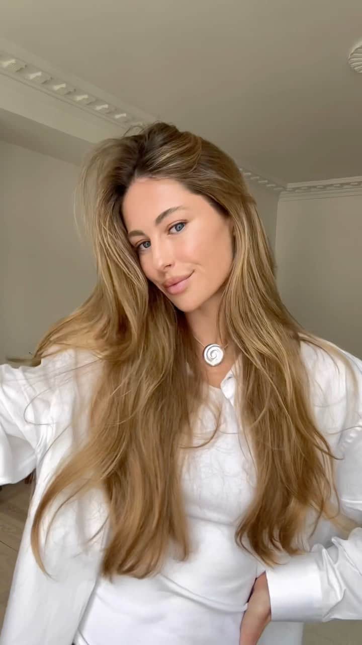 Mathilde Goehlerのインスタグラム：「Annonce My daily makeup routine using @caiacosmetics newest glowy serum-foundation and my favorite little eyeshadow trick for the lips 🤍」