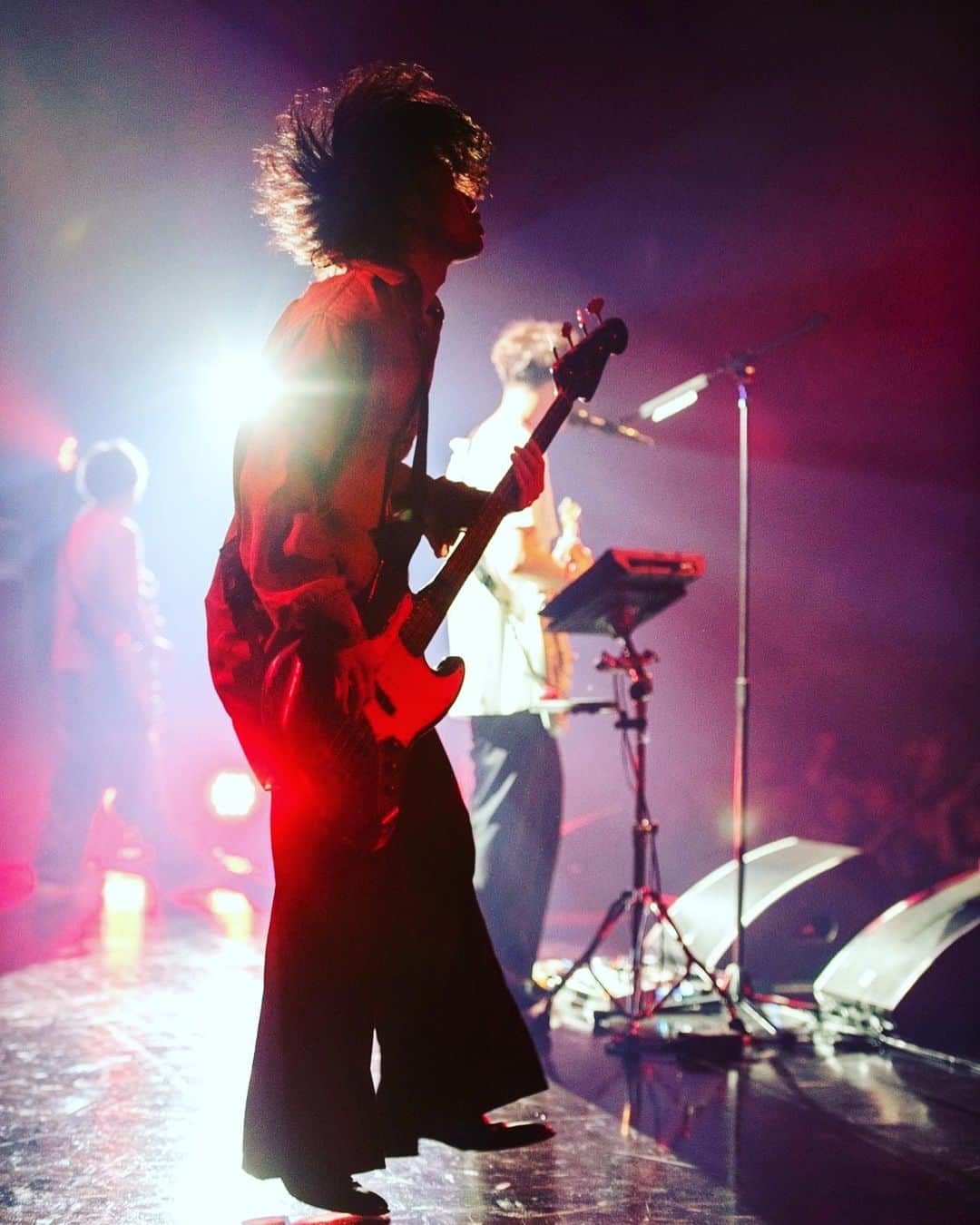 磯部寛之のインスタグラム：「Great start off of the tour. The first day of THIS SUMMER FESTIVAL ‘23 was a blast. Big big thanks to SUPER BEAVER. They’re awesome. See you all tomorrow Hiro ディスフェスツアー初日ぐっときた。スタンディングで満員で大合唱何年振りだろう。良いスタートが切れました。そして SUPER BEAVER本当にありがとうございました。生粋のライブバンド同士の対バン、見応えあったのではと思います。しかも打ち上げも最高だった。またやりたい。ひろ #alexandros #ディスフェス #ktzeppyokohama @superbeaver_official」