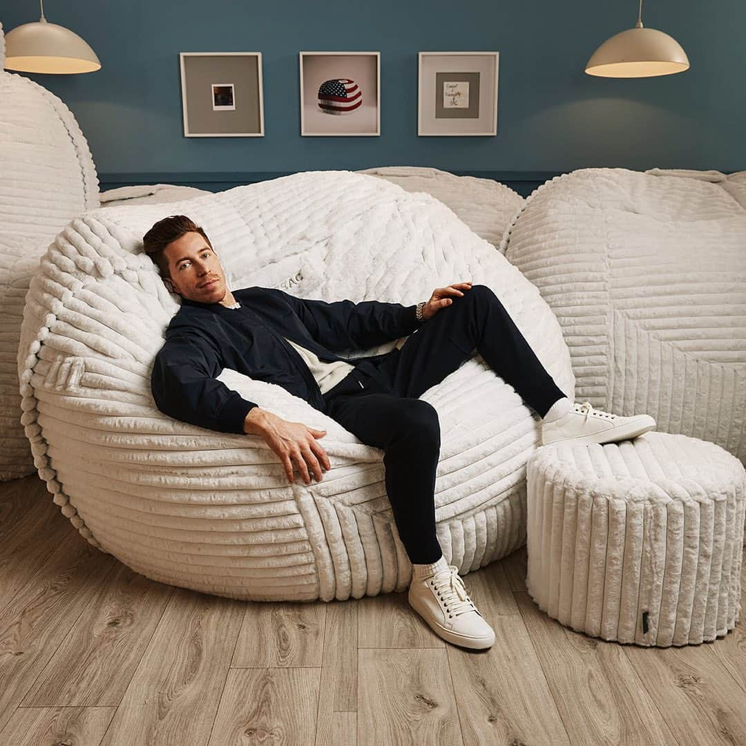 ショーン・ホワイトのインスタグラム：「Just a guy trying to make winter a little more comfortable. #Lovesac25 @lovesac #partner」