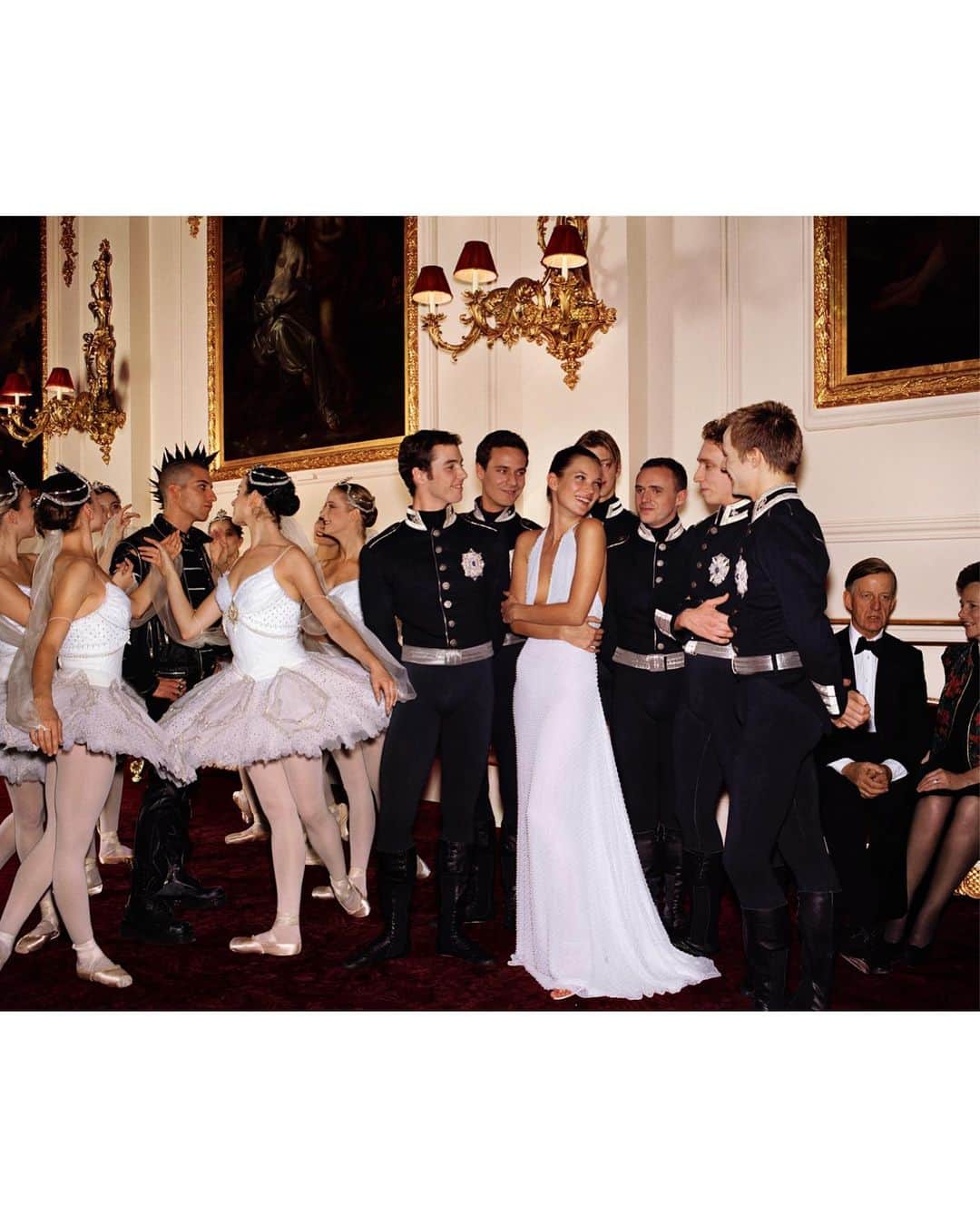 マリオ・テスティーノのインスタグラム：「Soldiers bring the idea of security and the kind of attention, through their uniforms, posture and presence, that I have always loved to include in my fashion pictures. I remember asking the Blues & Royals to perform at “Obsessed by You”, my exhibition at Phillips Gallery in 2008. They seem to enhance whatever or whoever is next to them. Lately, I have been travelling and photographing presidential guards from many different countries. Now they have become a main subject. _ Los soldados aportan la idea de seguridad y el tipo de atención, a través de sus uniformes, postura y presencia, que siempre me ha gustado incluir en mis fotografías de moda. Recuerdo haber pedido a los Blues & Royals que estén presentes en “Obsessed by You”, mi exposición en la Galería Phillips, en 2008. Parecen realzar lo que sea o quien sea que esté a su lado.  Últimamente, he estado viajando y fotografiando guardias presidenciales de países diferentes. Ahora se han convertido en un tema principal.」