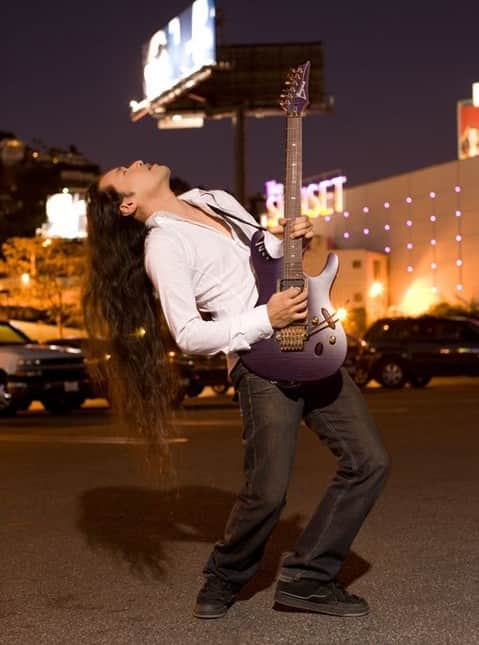 ハーマン・リさんのインスタグラム写真 - (ハーマン・リInstagram)「What would you do if romance herman li played guitar for you in a parking lot? 💙 🅿️ 🎸」5月18日 2時00分 - hermanli