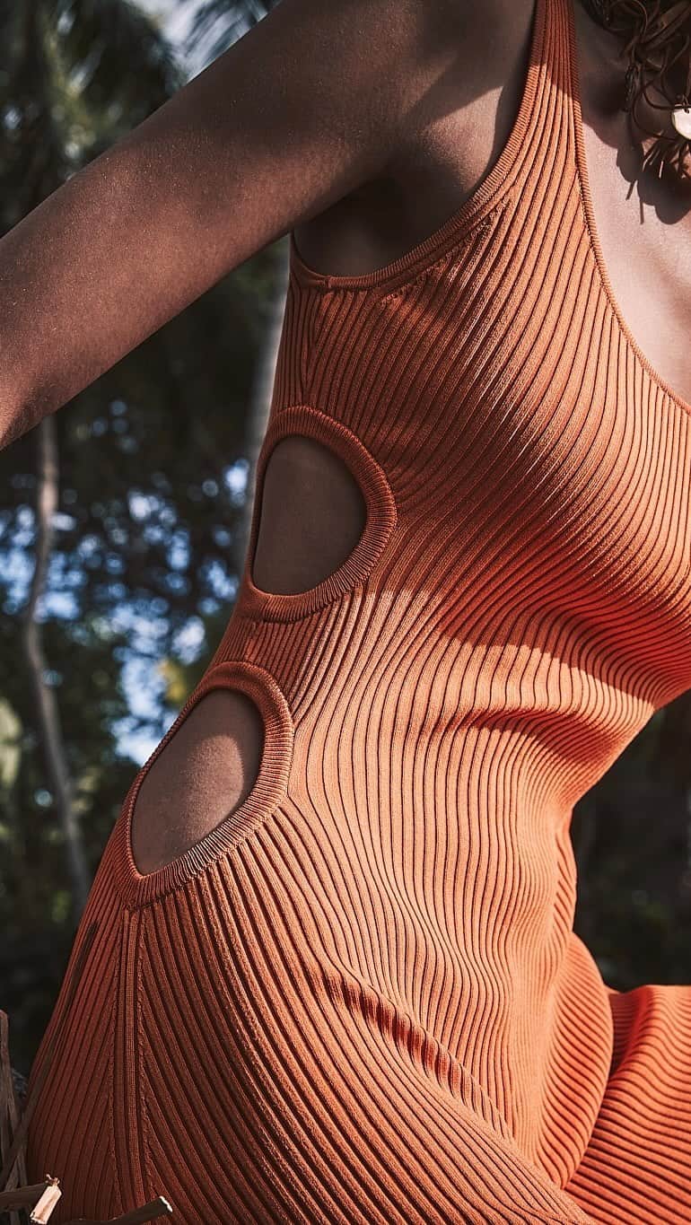 デヴォン・ウィンザーのインスタグラム：「We’re obsessed! Our new Avani Dress in Tangerine 🍊 Have you shopped our new summer knits yet?」