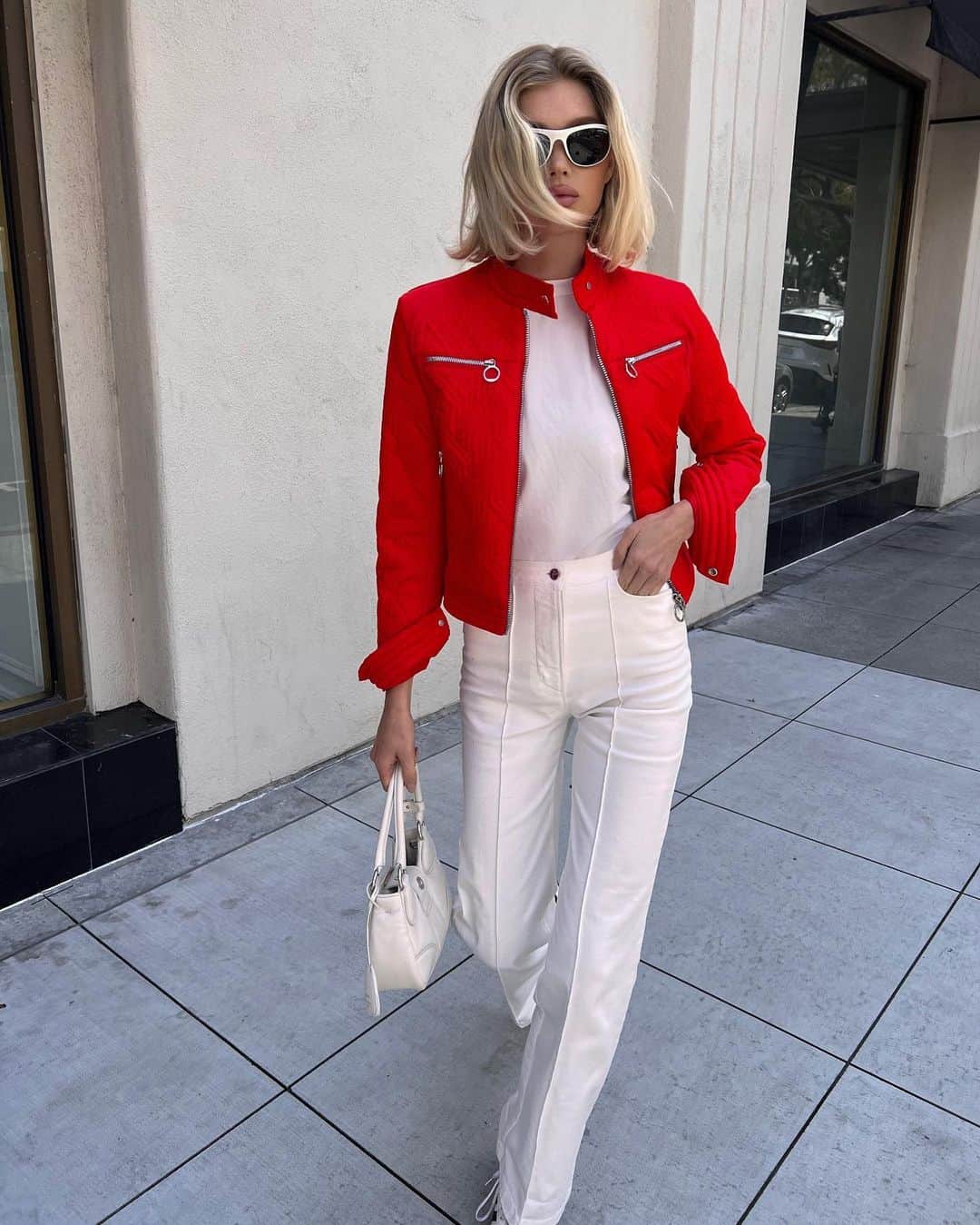 エルザ・ホスクのインスタグラム：「In the mood for red 🌹 dressed in @fusalp」