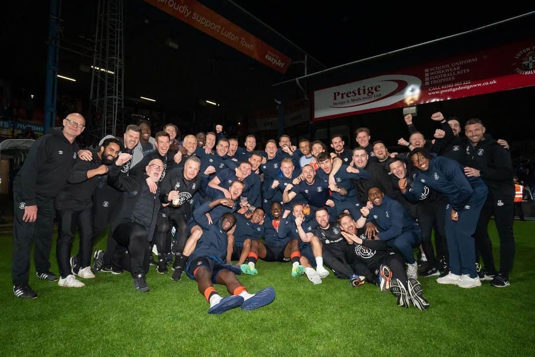 コーリー・ウッドローのインスタグラム：「Wembley Bound 🟠 Incredible Team 🧡」