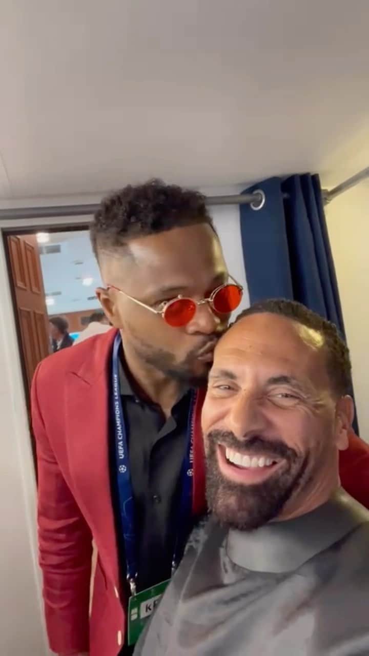 リオ・ファーディナンドのインスタグラム：「Surprise surprise… my man @patrice.evra rocking up to the Etihad in a RED suit 😂❤️  Let’s go!!!!! #UCL」