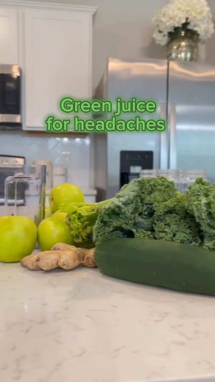 ケイラ・フィリップスのインスタグラム：「Let’s heal 🥒🥬🍏 Use my code KAYLA10 for 10% off your @namawell」