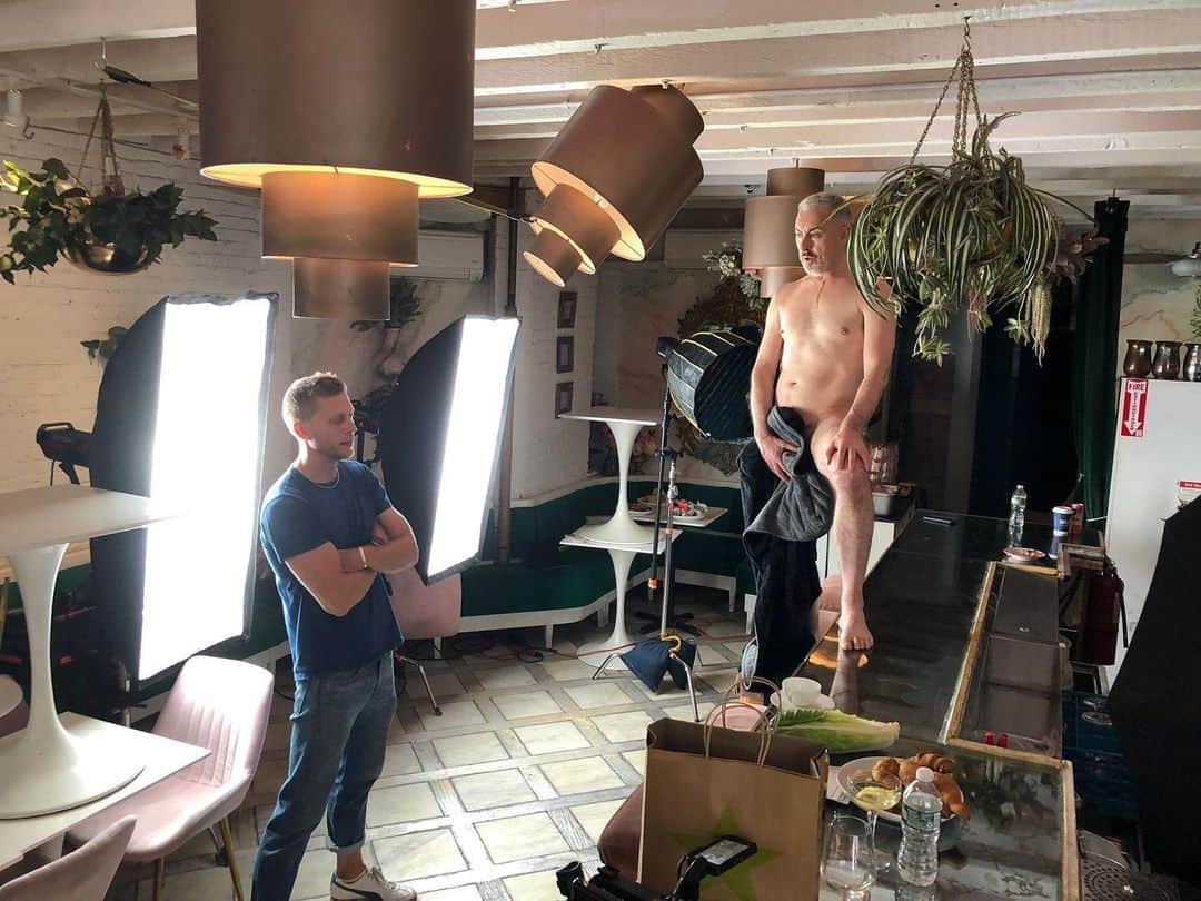 アラン・カミングのインスタグラム：「Captions please!」