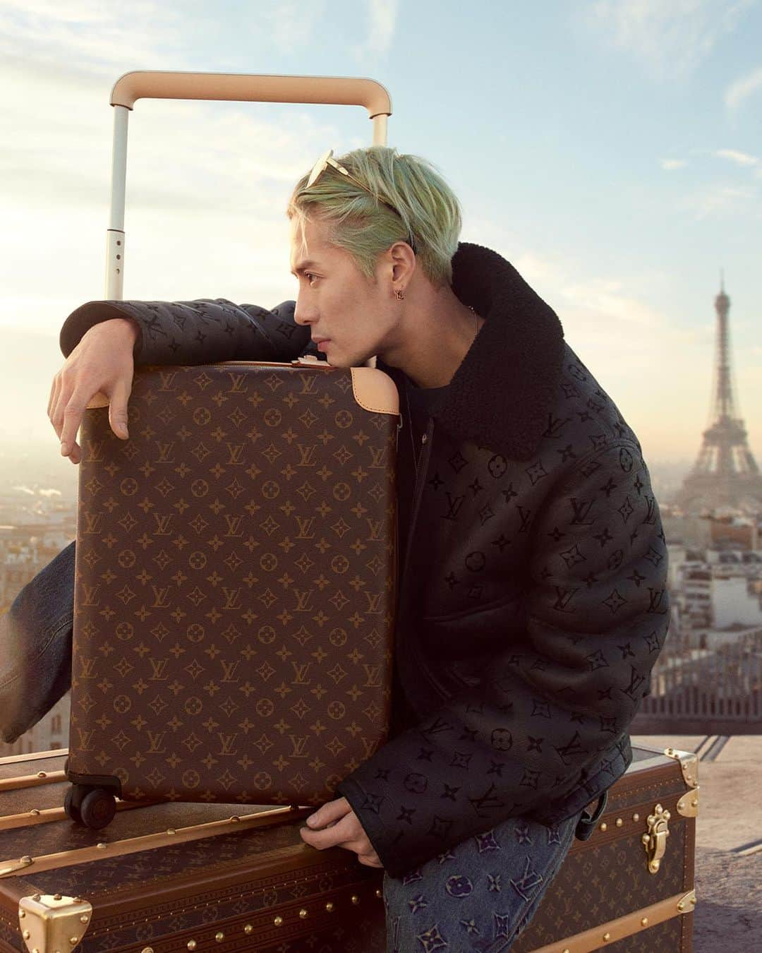 ジャクソンのインスタグラム：「Horizons Never End for @louisvuitton . I experienced the iconic city of Paris from atop the Arc de Triomphe with #LouisVuitton for the Horizon's campaign. Such an experience 💋 Blessed to experience as the fam. . #LVHorizon」