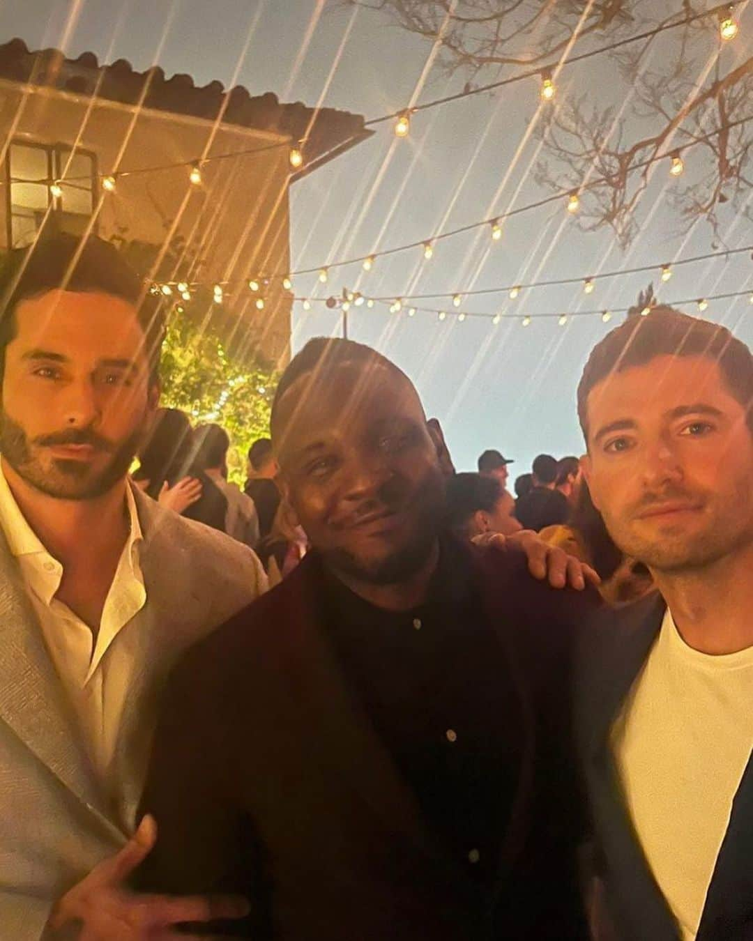 チャーリー・カーバーさんのインスタグラム写真 - (チャーリー・カーバーInstagram)「Still not over an incredible evening celebrating and fundraising for @rainbowrailroad chez @landonross and @julianmorris … Gentlemen, thank you for your leadership and advocacy!   @rainbowrailroad helps our LGBTQI+ siblings escape persecution, assisting these individuals through emergency relocation. I encourage you to check out their website at rainbowrailroad.org to learn more, read stories, and donate (link in bio).  @orvillepeck + @jakewesleyrogers you seranaded us beautifully 🌈  Sadly for me, could only find this one terrible photo to commemorate the night. Live Photo failed me. Hard. May the memories and good deeds long outlive it.」5月18日 2時22分 - charliecarver