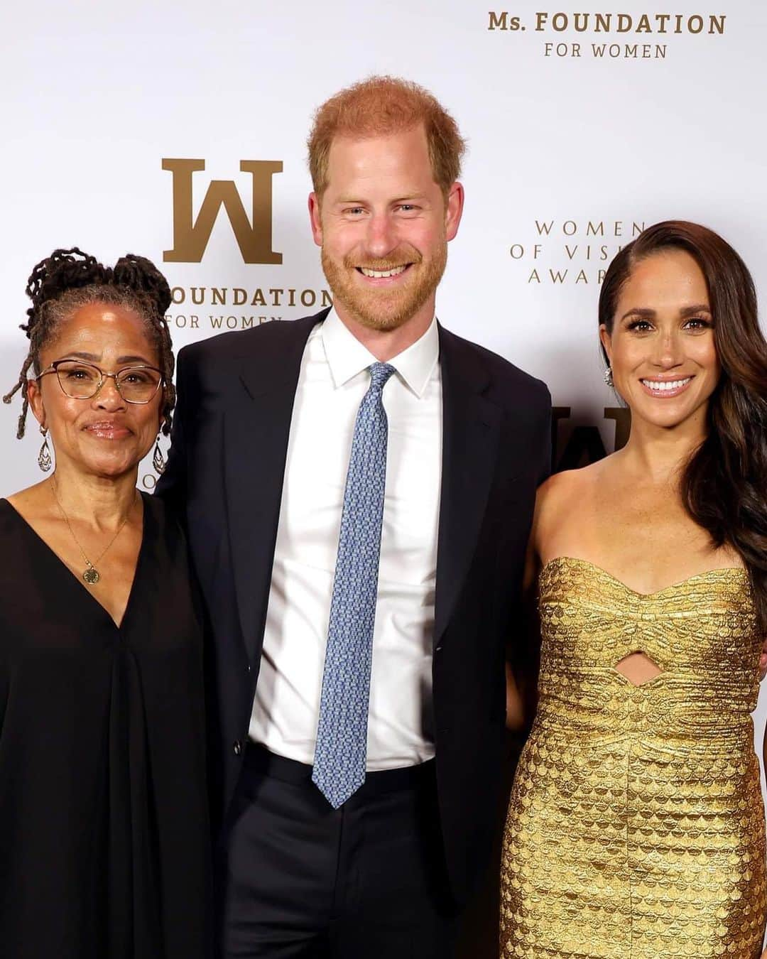 ELLE Polandさんのインスタグラム写真 - (ELLE PolandInstagram)「Zachodnie media donoszą, że po wczorajszej gali Ms. Foundation’s Women of Vision Awards Meghan Markle i książę Harry byli ofiarami „katastrofalnego pościgu” ich samochodu przez paparazzi.   Rzecznik prasowy pary przekazał magazynowi Vogue informacje, że księżna Sussex i książę Harry oraz mama Meghan, Doria Ragland byli agresywnie ścigani przez grupę fotoreporterów. „Ten nieustający pościg, trwający ponad dwie godziny, doprowadził do niebezpiecznych sytuacji z udziałem innych kierowców na drodze, pieszych i dwóch funkcjonariuszy policji nowojorskiej” — stwierdza para. „Chociaż bycie osobą publiczną wiąże się z pewnym zainteresowaniem opinii publicznej, nigdy nie powinno to odbywać się kosztem czyjegoś bezpieczeństwa”.  W pościgu nikt nie ucierpiał. Nowojorska policja wydała oświadczenie potwierdzające, że transport księżnej i księcia Harry’ego utrudniali fotoreporterzy.   #meghanmarkle #meghanandharry」5月18日 2時40分 - ellepolska