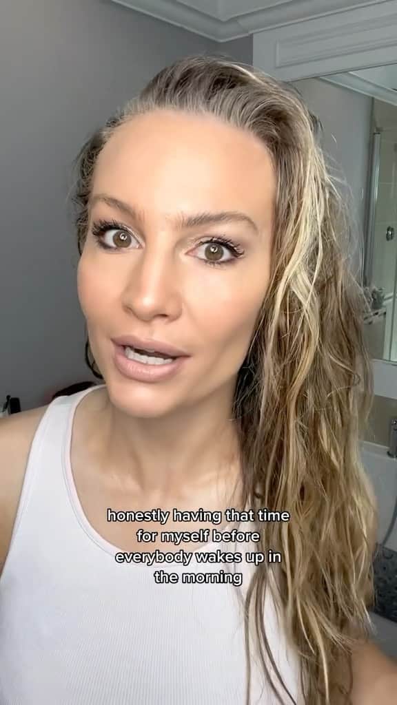 Anna Sacconeのインスタグラム：「Why I started waking up at 5am! 🥱⏰⛅️ #grwm #getreadywithme #morningroutine #makeuproutine #sacconejolys #momof4 #mumof4」