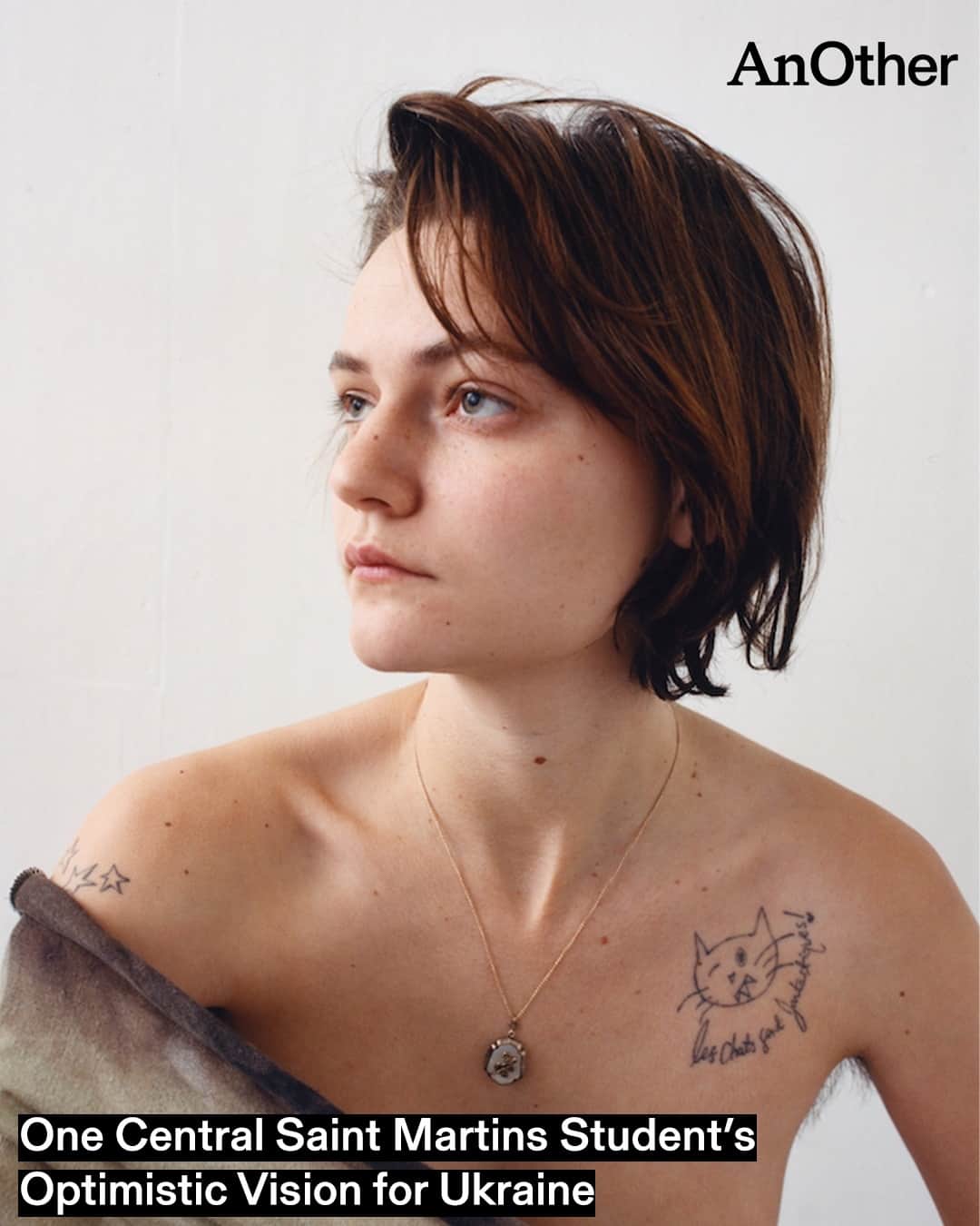 AnOther Magazineのインスタグラム：「“War is a complicated and painful topic for me,” says @skvarska. Born in Kyiv, and now enrolled on the @ma_fc_csm, Skvarska's latest photo project is a sensitive love letter to her home country against a thorny political backdrop felt firsthand. ⁠ ⁠ In collaboration with designer @oscar.oy, whose final collection consists of complex military-inspired pieces in khaki and camouflage, Skvarska juxtaposes a studio shoot by @aniabrudna with documentary images from Ukraine, capturing the quiet craft of camouflage net weaving. ⁠ ⁠ "For someone who saw the war, as I did, [camouflage and khaki] will forever have a singular meaning," the young stylist and art director says of the clothing. Read the interview at the link in bio 📲⁠ ⁠ Studio photography by @aniabrudna⁠ Documentary photography by @kalichack⁠ Styling by @skvarska⁠ Fashion by @oscar.oy⁠」