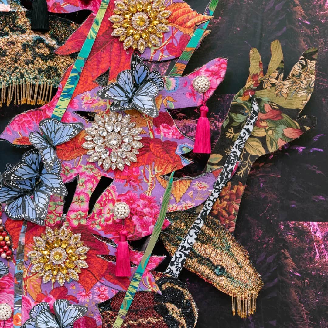 ニューヨーク植物園のインスタグラム：「“Just as flowers take root in graveyards, the lavish, colorful installations of the Jamaican artist Ebony G. Patterson reflect nature’s beauty while revealing dark truths…”   Don’t miss our upcoming exhibition’s feature in @newyorkermag’s Summer Art Preview, on stands today—we can’t wait to unveil contemporary artist Ebony G. Patterson’s vision of the Garden to you!   Known for her lavishly detailed mixed media installations, Patterson brings her signature style to the Enid A. Haupt Conservatory, and NYBG’s landscape and galleries, in a major site-specific exhibition featuring breathtaking and provocative displays of art and nature. Among the striking beauty of exotic flora and garden-inspired installations, you’ll find yourself in the presence of swarms of glittering vultures, a monumental peacock sculpture gracing the tropical world of the Conservatory, and moments that take you deeper—into the very idea of a garden—to discover what lies beneath.   “…things come to thrive…in the shedding…in the molting…” opens to the public next Saturday, May 27. Hit the link in our bio to check out the New Yorker article and get your tickets now to experience this bold new show at NYBG.   #EbonyGPatterson #EbonyGPattersonNYBG」