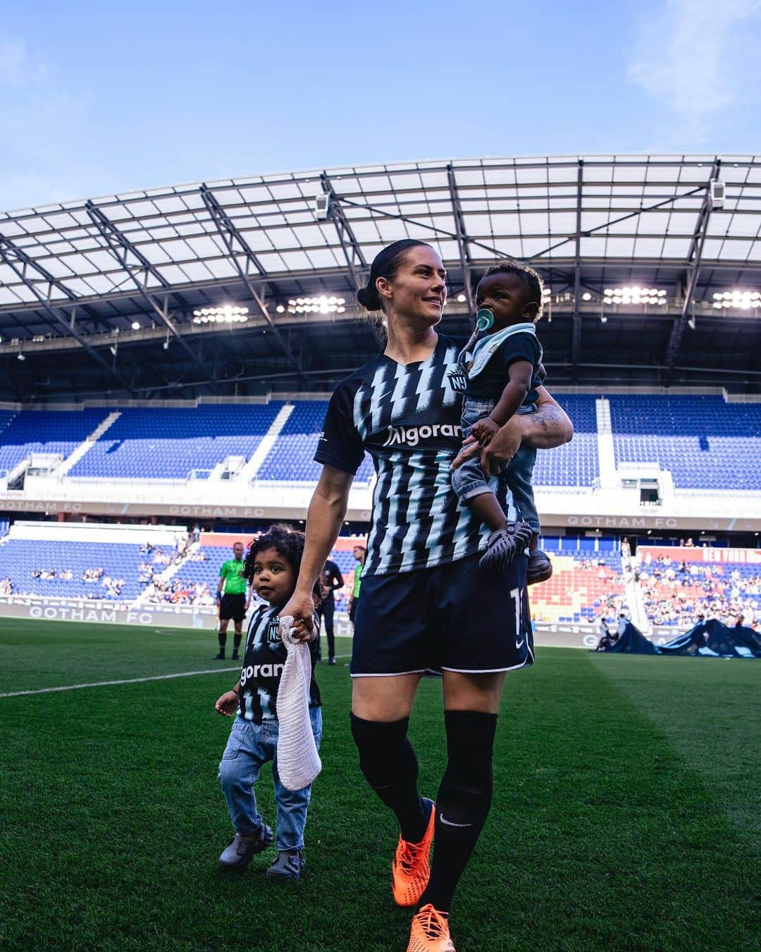 アリ・クリーガーのインスタグラム：「It’s a dream to be called Mommy and I’m so lucky to share this journey with my beautiful wife, @ashlynharris24 by my side.  I know I’m not perfect and I won’t always get things right, but I do know my kids fill me with so much joy, happiness and love that no matter what, together, we will always be okay!」