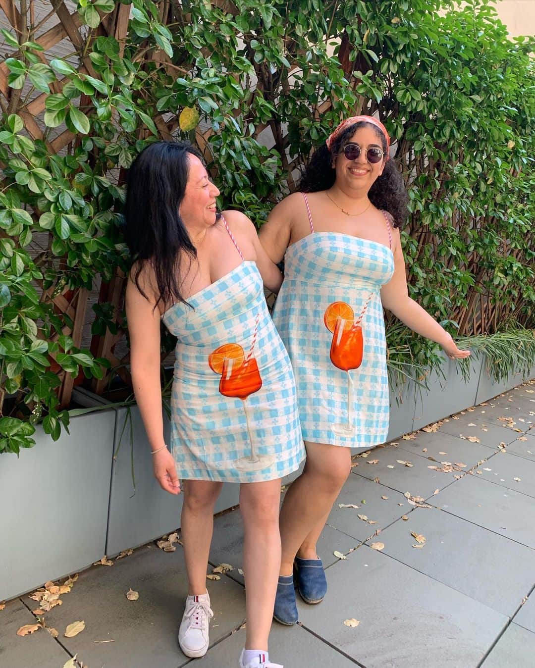 レイチェル アントノフのインスタグラム：「It takes two (spritzes to get a decent buzz going)」