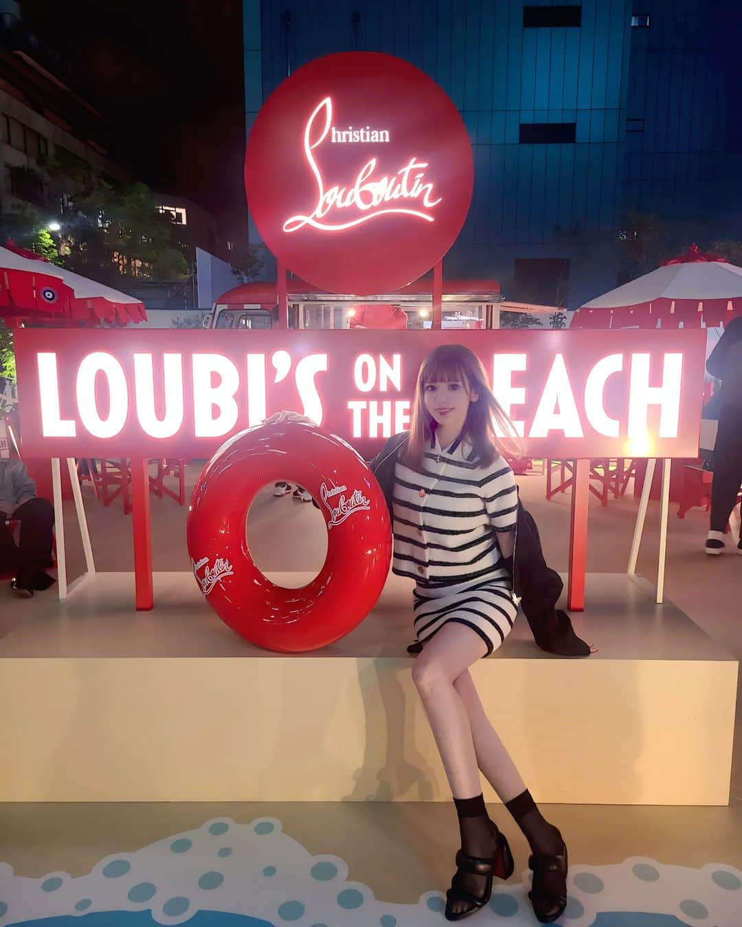 まき子さんのインスタグラム写真 - (まき子Instagram)「LOUBI’S ON THE BEACH👠🏖️🦭  ルブタンの期間限定のPOP UP STORE👠🤍👠  ビーチを再現したカフェがあって夏気分で楽しかった☀🍧  【LOUBI’S ON THE BEACH（ルビズ オン ザ ビーチ）表参道】 会場／OMOTESANDO CROSSING PARK 所在地／東京都港区南青山5-1-1 日程／2023年5月4日（木）〜27日（土）： 11:30～20:00 @louboutinworld  #christianlouboutin#loubionthebeach#omotesando #dior #ルブタンカフェ#ルブタン#ルビズオンザビーチ表参道#ペット可カフェ#夏服コーデ#ルブタンサンダル」5月18日 3時33分 - y.maki2000