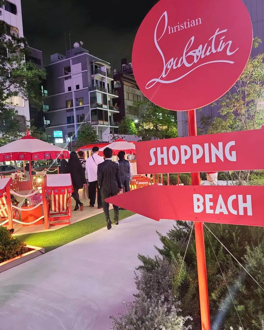 まき子さんのインスタグラム写真 - (まき子Instagram)「LOUBI’S ON THE BEACH👠🏖️🦭  ルブタンの期間限定のPOP UP STORE👠🤍👠  ビーチを再現したカフェがあって夏気分で楽しかった☀🍧  【LOUBI’S ON THE BEACH（ルビズ オン ザ ビーチ）表参道】 会場／OMOTESANDO CROSSING PARK 所在地／東京都港区南青山5-1-1 日程／2023年5月4日（木）〜27日（土）： 11:30～20:00 @louboutinworld  #christianlouboutin#loubionthebeach#omotesando #dior #ルブタンカフェ#ルブタン#ルビズオンザビーチ表参道#ペット可カフェ#夏服コーデ#ルブタンサンダル」5月18日 3時33分 - y.maki2000