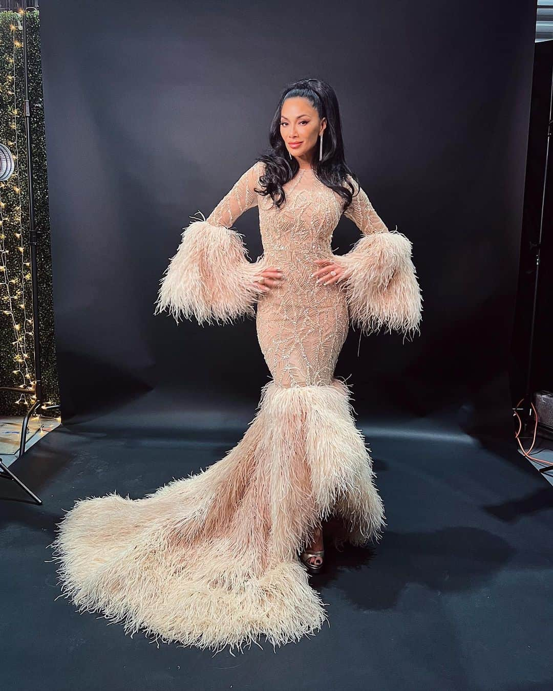 ニコール・シャージンガーさんのインスタグラム写真 - (ニコール・シャージンガーInstagram)「What is nude, sparkly and feathery all around? Me at #TheMaskedSinger Season 9 Finale! Tune in tonight at 8/7c on @foxtv (scroll to the end to see it in action)  Dress: @fjollanilaofficial  Makeup: @miyakemakeup  Hair: @robsalty  Stylist: @highheelprncess」5月18日 3時34分 - nicolescherzinger