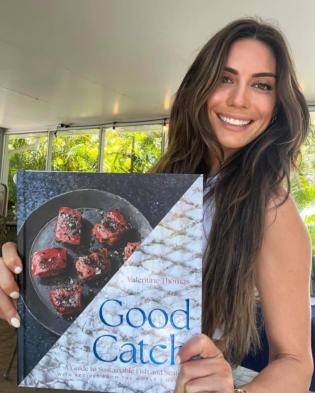 ヴァレンティン・トーマスさんのインスタグラム写真 - (ヴァレンティン・トーマスInstagram)「IF YOU’VE BEEN LOOKING FOR A SIGN TO BUY THIS BOOK - THIS IS IT!   If you’re great at cooking, this is for you, if you’re shit at cooking, this is also for you.  From a technical section to learn how to use and prep fish and seafood, to world recipes and sustainability tips, you’ll have the ultimate fish bible in your hands. Oh and the photography is phenomenal (thanks to @andrewthomaslee )!   Ha, not funny jokes aside, the first week of a book coming is really important so if you’ve been wanting to wait, please don’t hehe. If you don’t like it I’ll refund you (probably not).」5月18日 4時08分 - valentinethomas