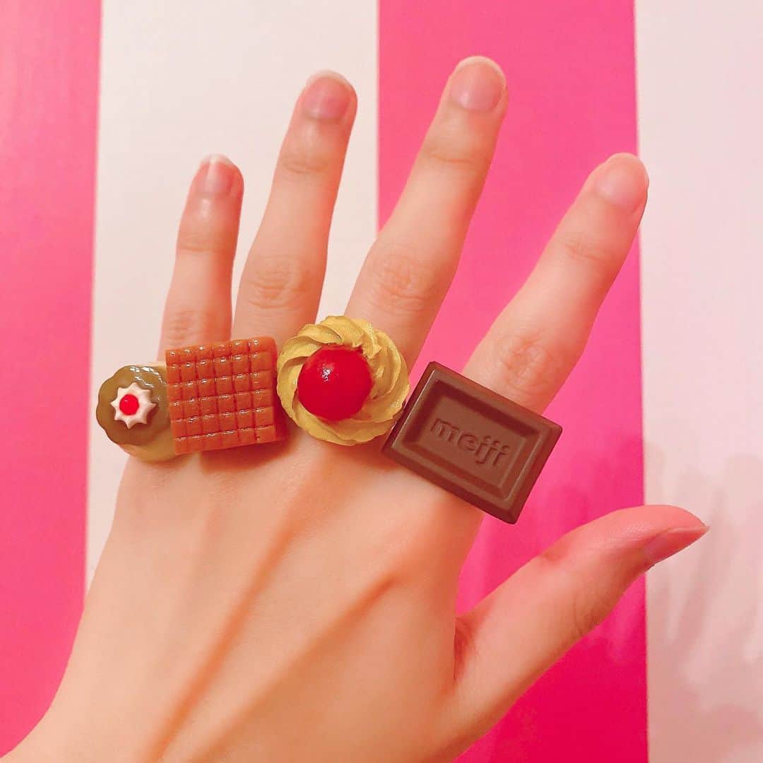 江崎びす子さんのインスタグラム写真 - (江崎びす子Instagram)「お菓子の指輪つけて眺めてたら  ちょっとだけ元気出てきた…🍫🍪🍮」5月18日 4時02分 - bisukoezaki