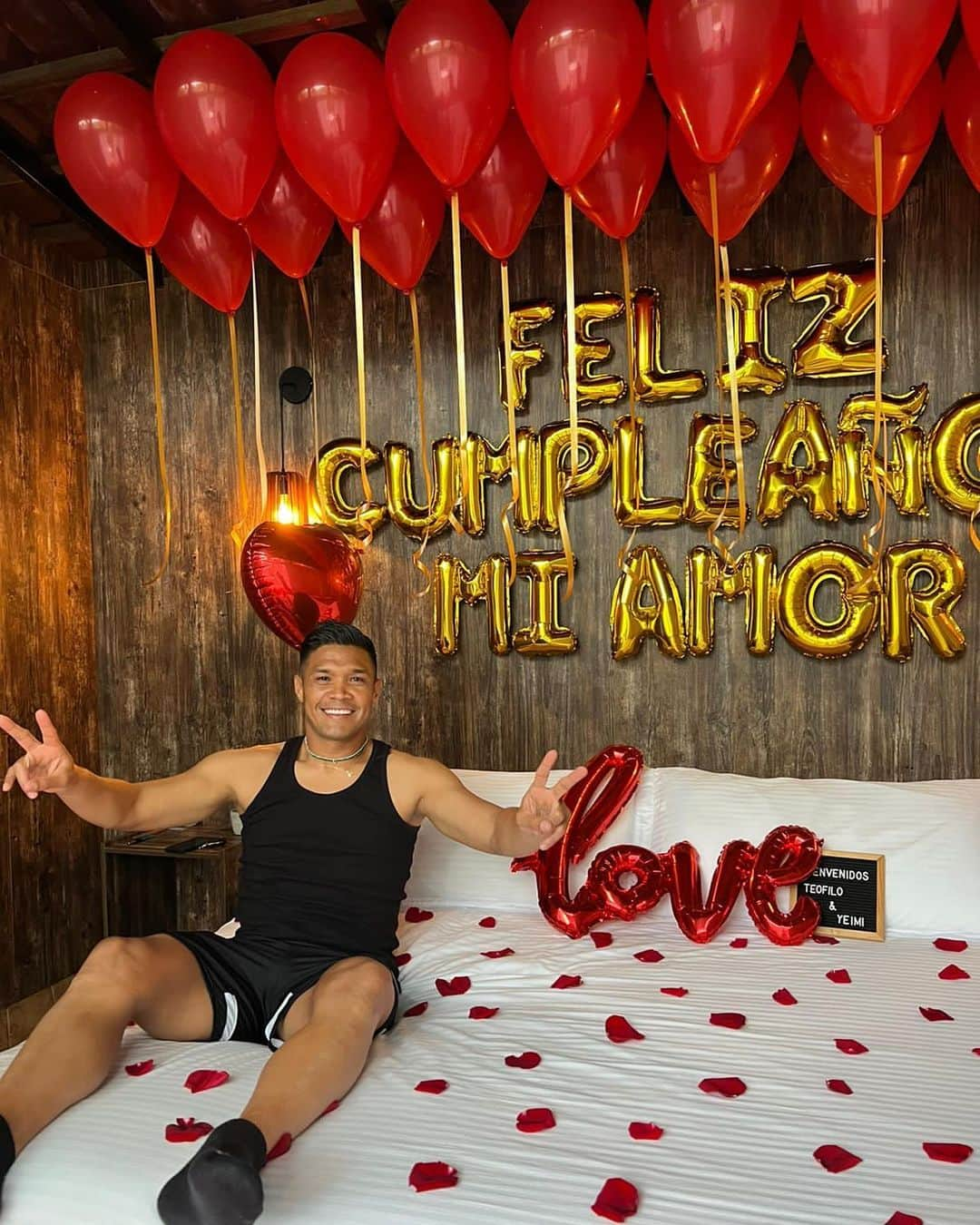 テオフィロ・グティエレスのインスタグラム：「Gracias papito Dios por tu amor y fidelidad por sostenerme cada día te amo ❤️ 🙏⚽️#29🎂 mi esposa hermosa Gracias por el regalo 🎁」