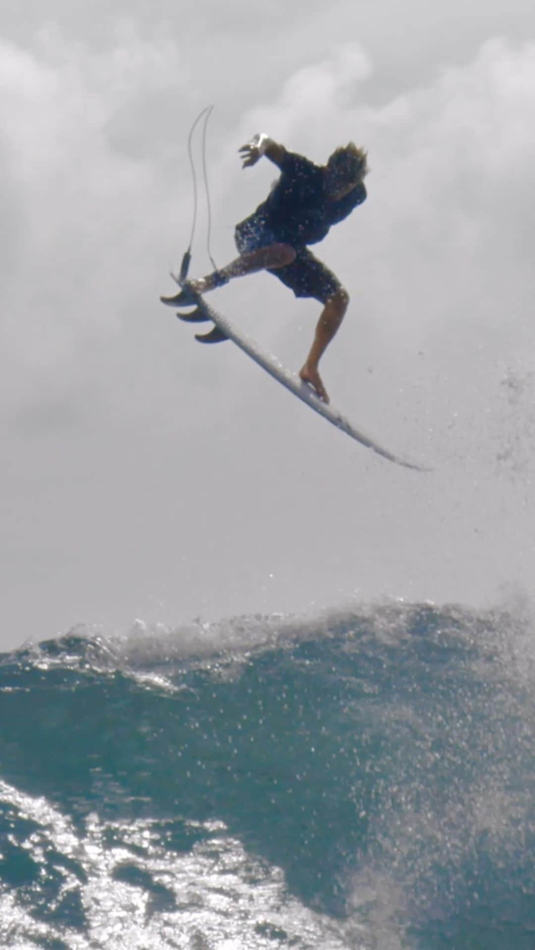 のインスタグラム：「In 2020 when the @wsl Championship Tour went on hold, @koloheandino24 and crew embarked on a dream trip in search of deserted line-ups and perfect sections. Haven’t tuned in yet for Brother’s “Reckless Isolation”? Dive in now for the full piece, playing on Red Bull TV 📺  #KoloheAndino #RecklessIsolation #FreeSurfing」