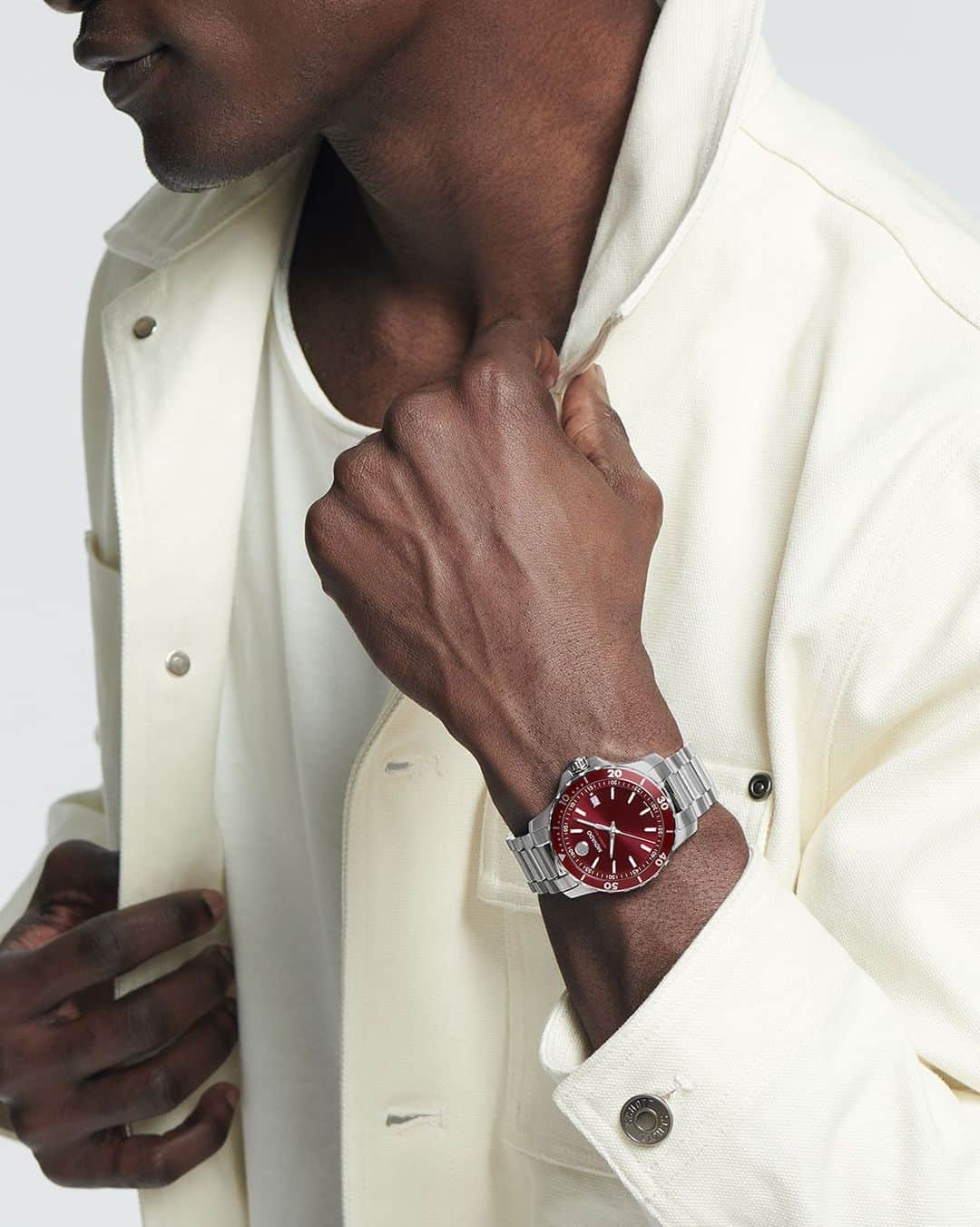 モバードのインスタグラム：「New just for you! Cast in shining stainless steel paired with a vibrant red dial, this #Series800 watch is a contemporary-cool statement piece. Shop it exclusively on Movado.com!」