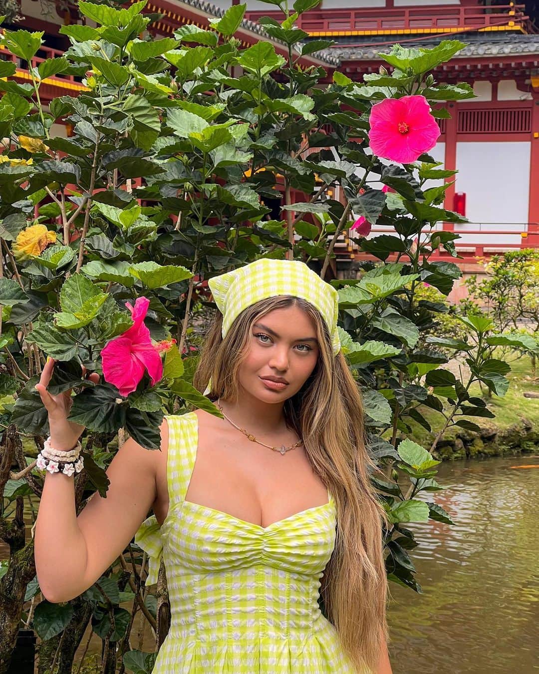 のインスタグラム：「imagine going to the islands w me 🌸🌈🦋☀️」