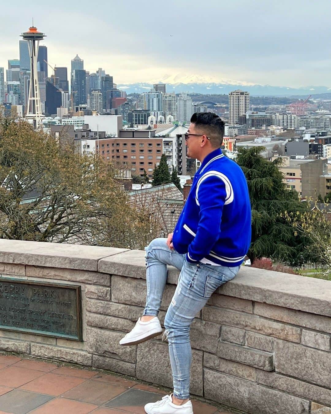 デルタ航空のインスタグラム：「This month, we’re celebrating the impact Asian Americans, Native Hawaiians and Pacific Islanders (AANHPI) have made around the world.   Check out our Story Highlights to see some of @nelson_yong's recommendations to learn more about AANHPI cultures in Seattle.」