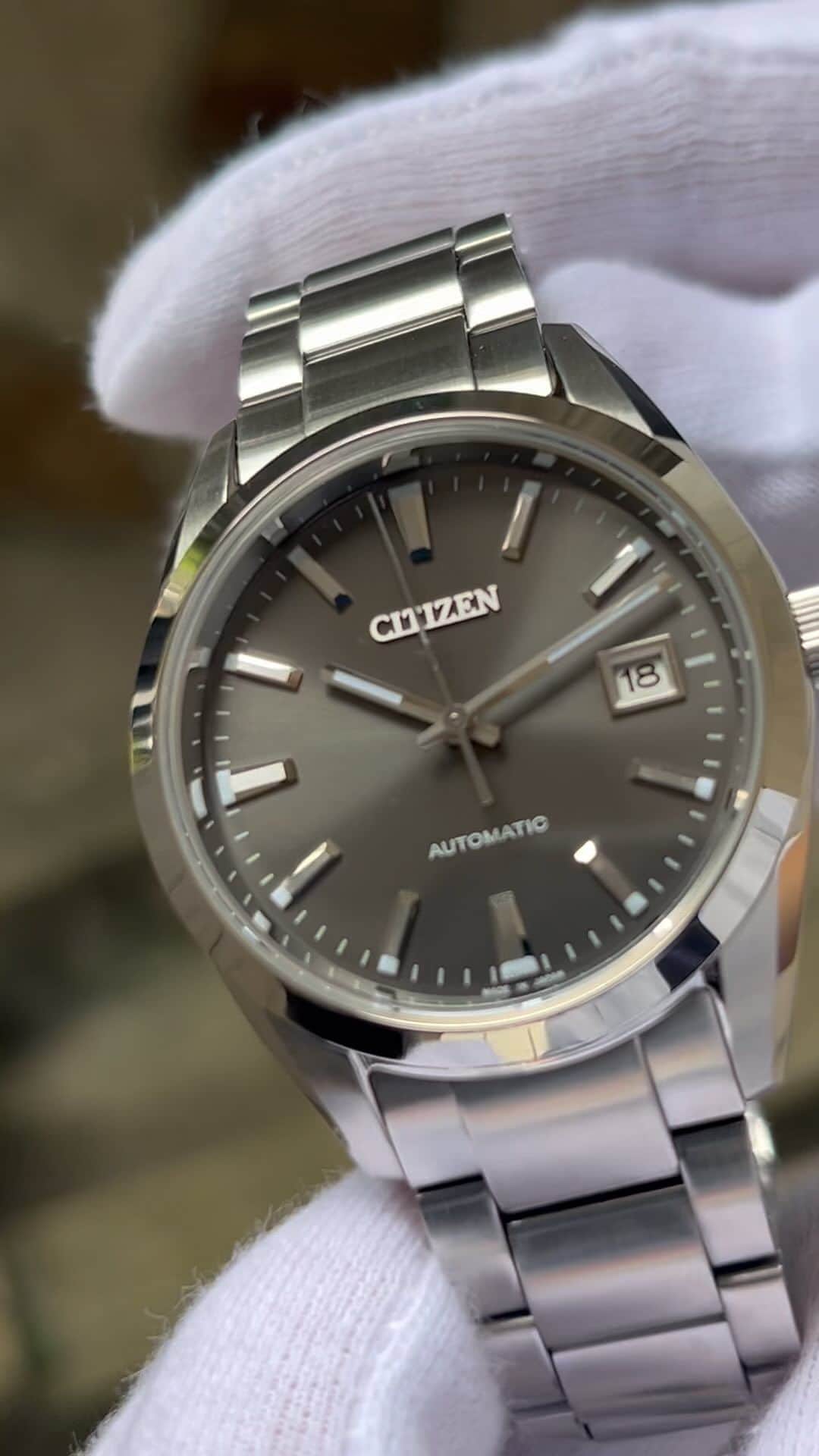 NAKANIWA WISPのインスタグラム：「■NEW RELEASE  人気のCITIZEN COLLECTION Mechanicalシリーズからグレー色が入荷しました。  メンズウオッチとしては少し小さめのケースサイズ38mmで、シンプルな３針の王道デザイン。 スーツにもカジュアルコーディネートにもマッチし、落ち着いた大人の雰囲気を醸し出す“グレー”は年齢問わず使えるカラーリングです。 ケースとバンドはCITIZENが得意とする表面硬化技術のデュラテクト仕様で、細かくかき分けられたミラー面も傷が付きにくく、腕時計本来の美しさが長続きします。  ■詳細 CITIZEN COLLECTION ReF:NB1050-59H casesize：38㎜ 駆動方式：Mechanicalwatch price：￥77,000- Release date：2023.5.18  ■お問合せ NAKANIWAWATCH 〒542-0081 大阪市中央区南船場4-10-3 TEL:06-6251-7573 Mail:info@nakaniwa.co.jp LINE ID: @910caqbg  #NAKANIWA #NAKANIWAWATCH #仲庭時計店 #Japanwatch #CITIZEN #NB105059H #Mechanicalwatch #シチズン #ビジネス腕時計 #腕時計メンズ」