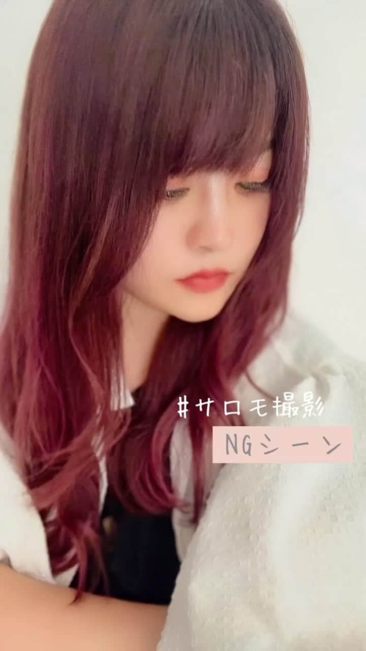 中道あすかのインスタグラム：「＼撮影NGシーン🙅‍♀️／ #髪色 変えた🫶 #サロモ 💇‍♀️ . . 「#韓国ヘア が好き🇰🇷」 とだけ伝えてお任せしたら、 #アリエル カラーになった🧜 . . ベリー系のピンク🍓かな？🤔 色んなカラー剤まぜまぜしてたから よく分かりません←😂🙏 . . 普段はイエローベージュが多いので、 まだ見慣れず 違和感しかないけど、 しばらくアリエルを楽しみます🫶 . . . 👇#韓国好きな人と仲良くなりたい  @asuroom  . . . . #髪色チェンジ #髪色ピンク #ピンクヘアー #赤髪 #ヘアカラー #ヘアカラートレンド #ヘアカラーピンク #ヘアカラーレッド #サロンモデル #美容師 #ミディアムヘア #セミロング #ヘアカタログ#韓国ファッション #qoo10 #qoo10メガ割り#ディズニーコーデ #ディズニーランド #ディズニーシー #ディズニーダンサー」