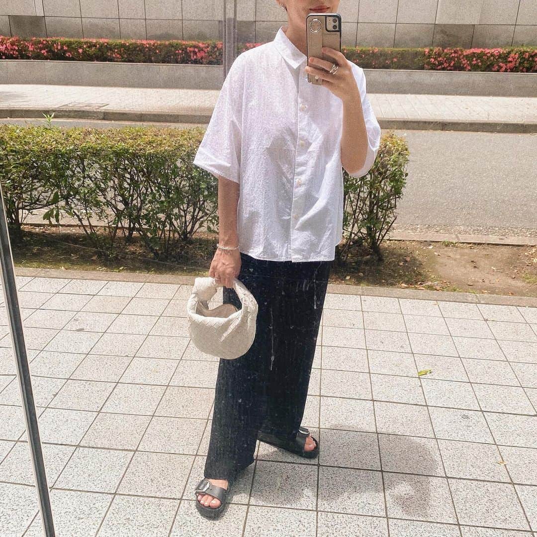 i_am_romikoのインスタグラム：「やっぱりモノトーンが落ち着く❤️ シャツは丈が短めで袖が長めの所が♡ 色違いで黒も購入したくらいお気に入り！ #ootd」