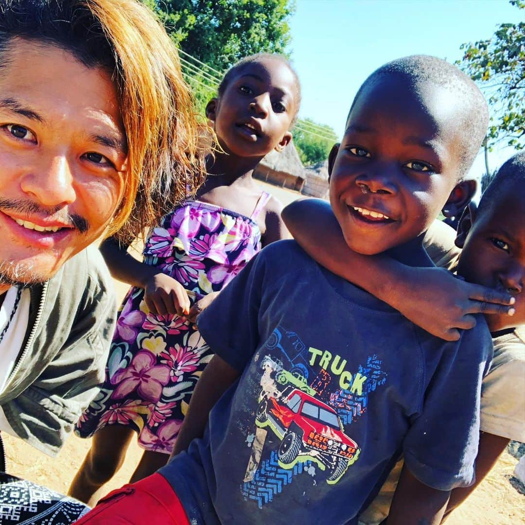 五十嵐恭雄のインスタグラム：「102ヶ国目は #ザンビア 🇿🇲 #ムクニ村 に行ってきました！ 伝統的な生活をまだしている所で、こういう場所もどんどん減っていくんだろうなと。  子供は元気で自然体で可愛かったー！👦🧒  #zambia #mukunivillage  #世界遺産 #worldheritage  #アフリカ #africa  #旅 #旅人 #trip #triper」
