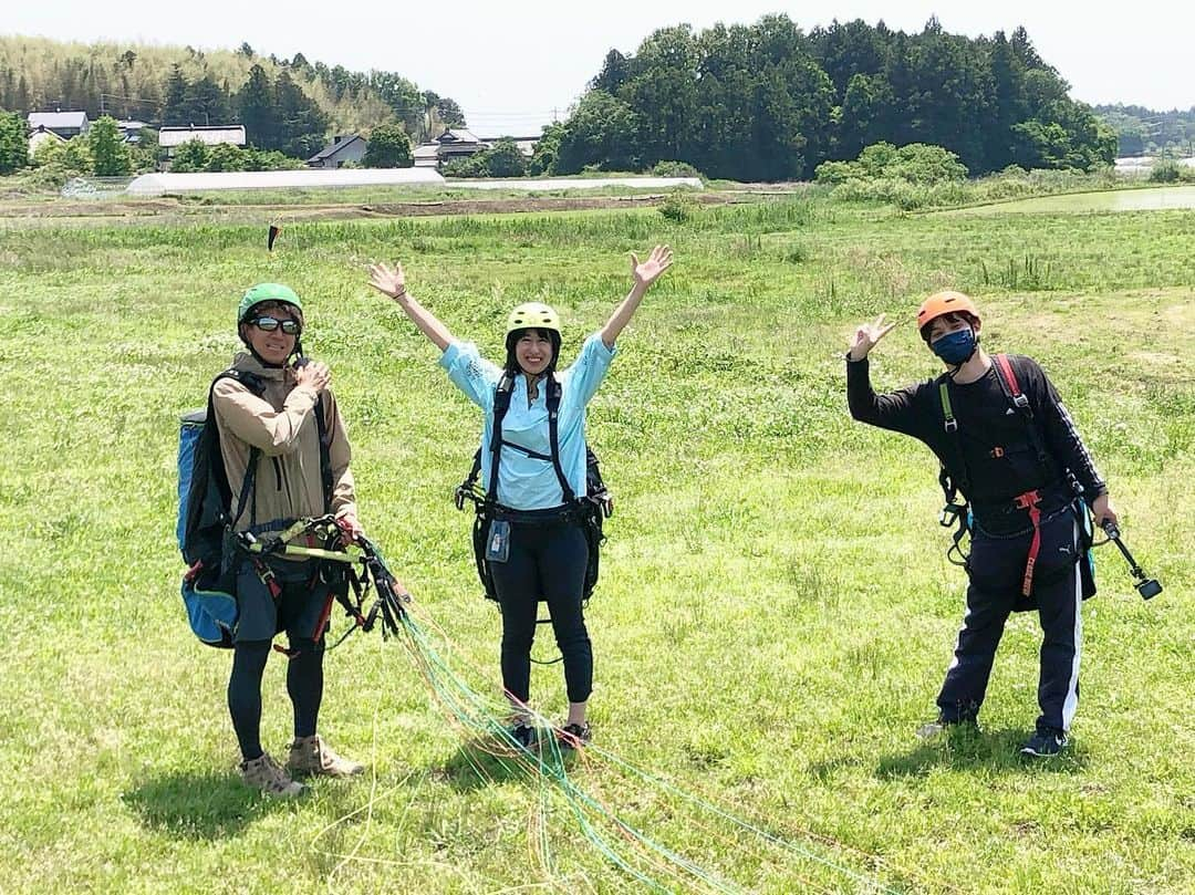 有働文子さんのインスタグラム写真 - (有働文子Instagram)「☁️パラグライダー☁️  番組でお世話になった @soratopia_paraglider_school ソラトピアさんに、ディレクター君とお邪魔してきました✨  控えめに言って、めちゃくちゃ最高でした🕊️  鳥になったような？空中でブランコしてる感じで、10分間が一瞬に❤️  飛んでいる時は風が吹いて、涼しかったです！！  動画も撮影したので、リール作ってみます🙋‍♀️✨ やりたい方、連絡ください🔥笑  まだ浮いてる感じかも.....💭  #ソラトピアつくば  #ソラトピア #パラグライダー体験 #フリーアナウンサー #アナウンサー #新緑の季節 #田んぼのある風景 #鳥になれます」5月18日 14時12分 - udou_fumiko