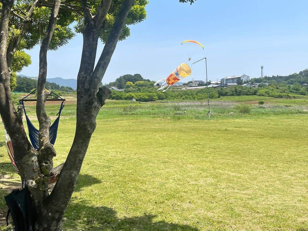 有働文子さんのインスタグラム写真 - (有働文子Instagram)「☁️パラグライダー☁️  番組でお世話になった @soratopia_paraglider_school ソラトピアさんに、ディレクター君とお邪魔してきました✨  控えめに言って、めちゃくちゃ最高でした🕊️  鳥になったような？空中でブランコしてる感じで、10分間が一瞬に❤️  飛んでいる時は風が吹いて、涼しかったです！！  動画も撮影したので、リール作ってみます🙋‍♀️✨ やりたい方、連絡ください🔥笑  まだ浮いてる感じかも.....💭  #ソラトピアつくば  #ソラトピア #パラグライダー体験 #フリーアナウンサー #アナウンサー #新緑の季節 #田んぼのある風景 #鳥になれます」5月18日 14時12分 - udou_fumiko