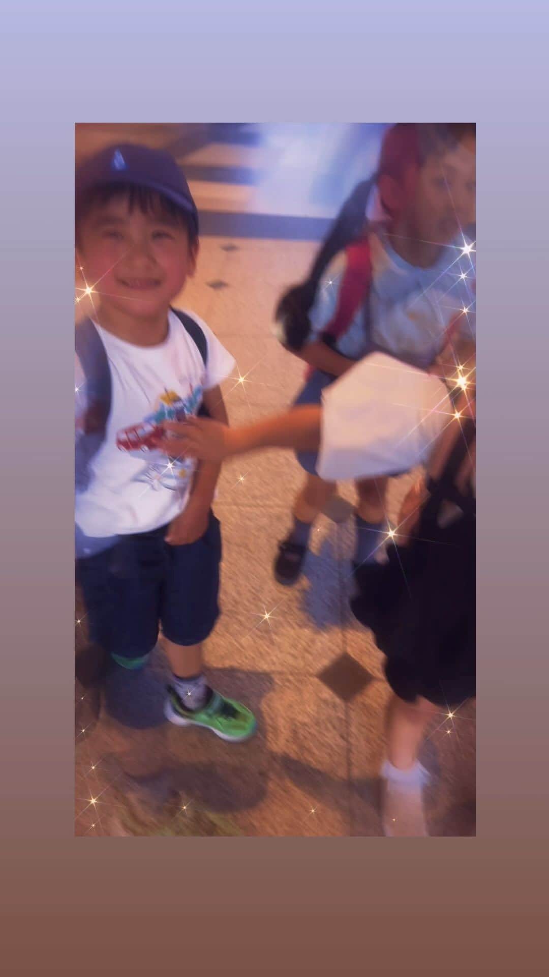 YURIのインスタグラム：「良い子にしてるらしいから ずーっと聞きたかったらしいやつを 歌のお姉さんが歌ってあげたのであった😆 一瞬しか会えなかったけど叔母はK.O.された😂 These lil gangsters wud not lemme lv without sangin THAT song so wachugonnado eh? 🤷🏻‍♀️ They knocked me out in a matter of 30min😆😆😆  #れりごー第二部 #auntyduties #auntyisasinger #auntyiswornout #lol」