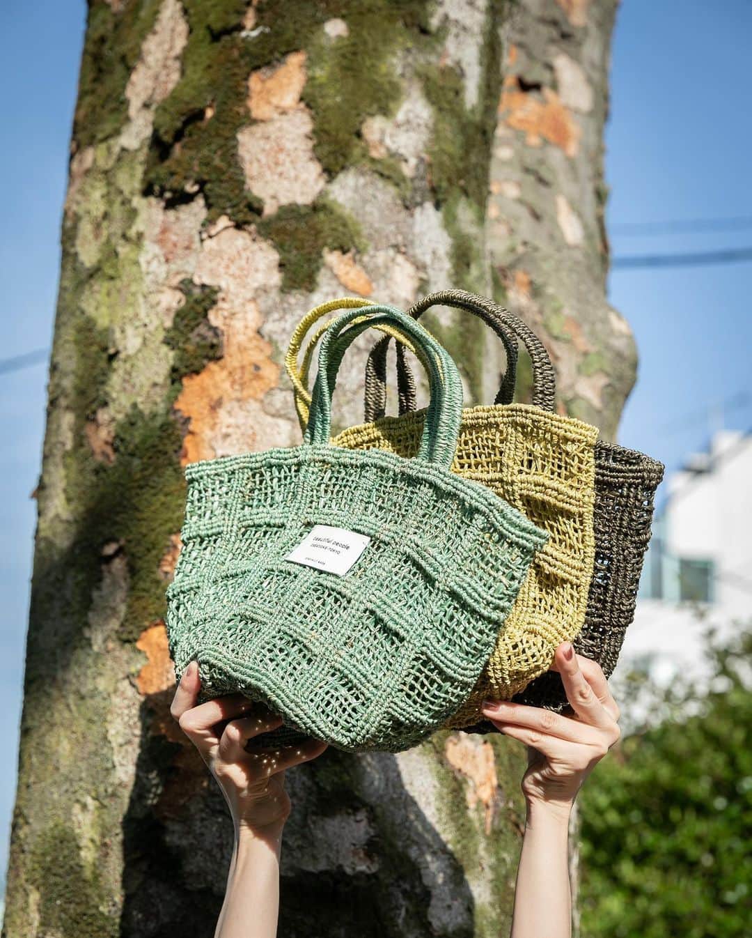 ビューティフルピープルさんのインスタグラム写真 - (ビューティフルピープルInstagram)「#Summer23⁠ #summerbag⁠ beautiful people Spring/Summer 2023 is now available in stores and on www.beautiful-people.jp⁠ ⁠ 夏の定番素材であるアバカ。⁠フィリピン中部地方に生育するバナナに似たバショウ化の植物は、丈夫で軽く、しなやかで高い耐久性が特徴です。細めのアバカ繊維を使用し、格子柄で前胴から底、背胴、かぶせまでを一体型で編んだクラフトマンシップ溢れるバッグです。粗野な表情も相まって、夏らしいバッグに。⁠ ⁠ About ABACA / ⁠ Abaca is a banana-like plant that grows in the central Philippines.⁠ It is a strong, lightweight, supple, and highly durable plant of high quality. The fibers are made into fine strands, dyed, sun-dried, and then individually hand-knitted by artisans.⁠ Handmade one by one in the Philippines.⁠ ⁠ □ abaca knitting tote bag S⁠ □ abaca knitting tote bag ⁠ □ abaca knitting compact shoulder bag⁠ Color: chocolate / black / yellow / green / natural⁠ ⁠ ー⁠ ⁠ #beautifulpeople⁠⁠⁠ #creationstokyo #Originality #23PS #23SS #23Summer #SideC #DOUBLEEND #fashionfilm #fashionphotography #campaign #military #abaca #natural」5月18日 14時26分 - beautifulpeople_officialsite