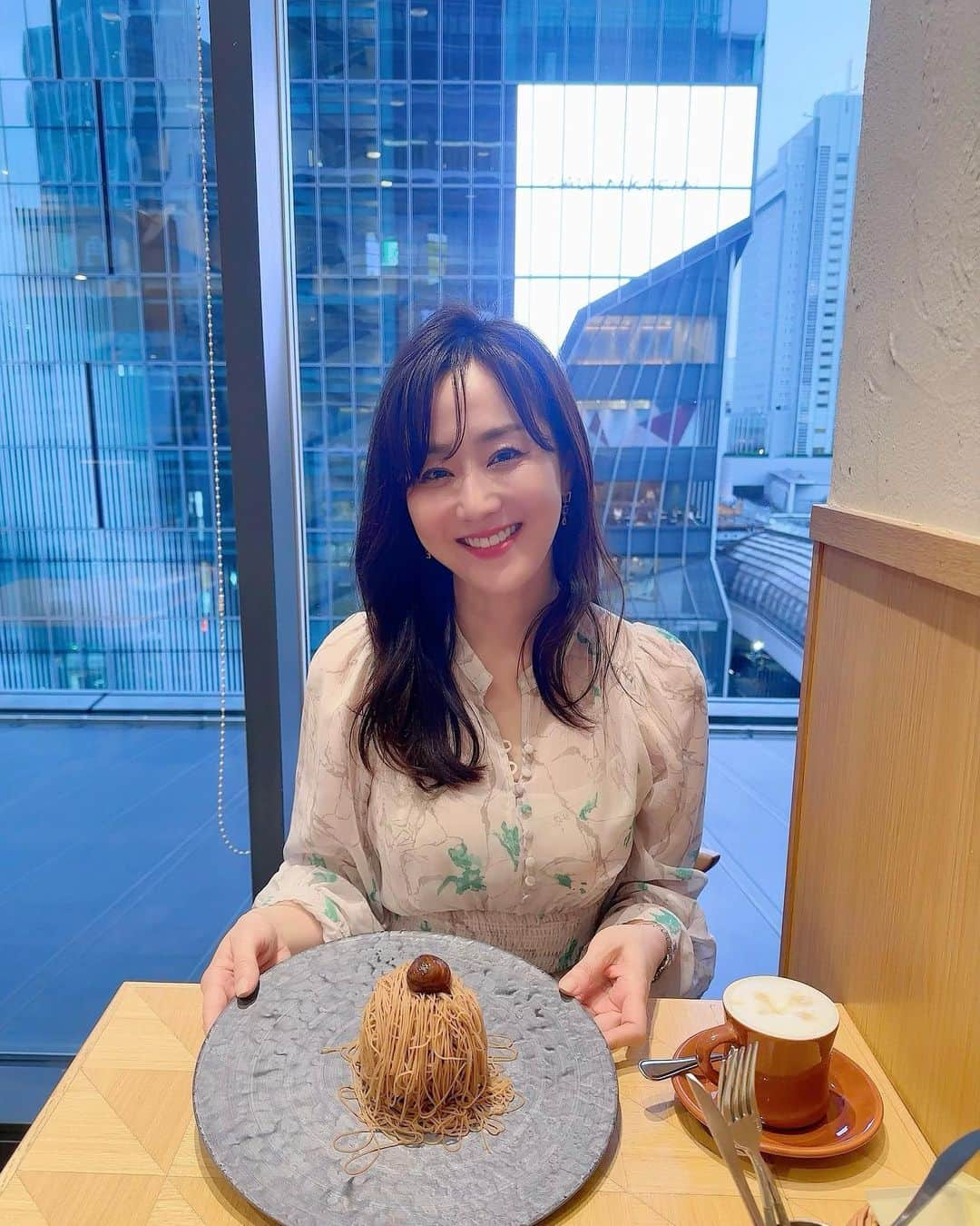 村上麻衣さんのインスタグラム写真 - (村上麻衣Instagram)「ついに私も「生搾りモンブラン」デビュー🌰🍰  Instagramでよく見るこの生搾りモンブラン。 「いいな、美味しそう…」と羨ましく思いつつも食べる機会なかったのです。 ようやくデビュー🤗✨  友達に「え、初めて？何で今まで食べなかったの？」 マイ「誰にも誘われなかったから…」 という会話がこの日なされました。笑  マロンクリーム美味しかった！ 中にはアイスクリームとカリカリの土台が入ってました。  1.3枚目がノーマルカメラ、5枚目がアプリカメラです。 なんか違う🤭 . . . 食べて食べてコロコロしてたら、お腹がアブナイことになってきました。 4日前から「2週間でお腹ぺったんこヨガ」をYouTubeで見ながらやってます。 ジムにも毎日行ってます。 さて結果や、いかに？笑  #生搾りモンブラン #渋谷#渋谷カフェ #渋谷グルメ #shibuya #ヒカリエ」5月18日 14時37分 - maimaisue