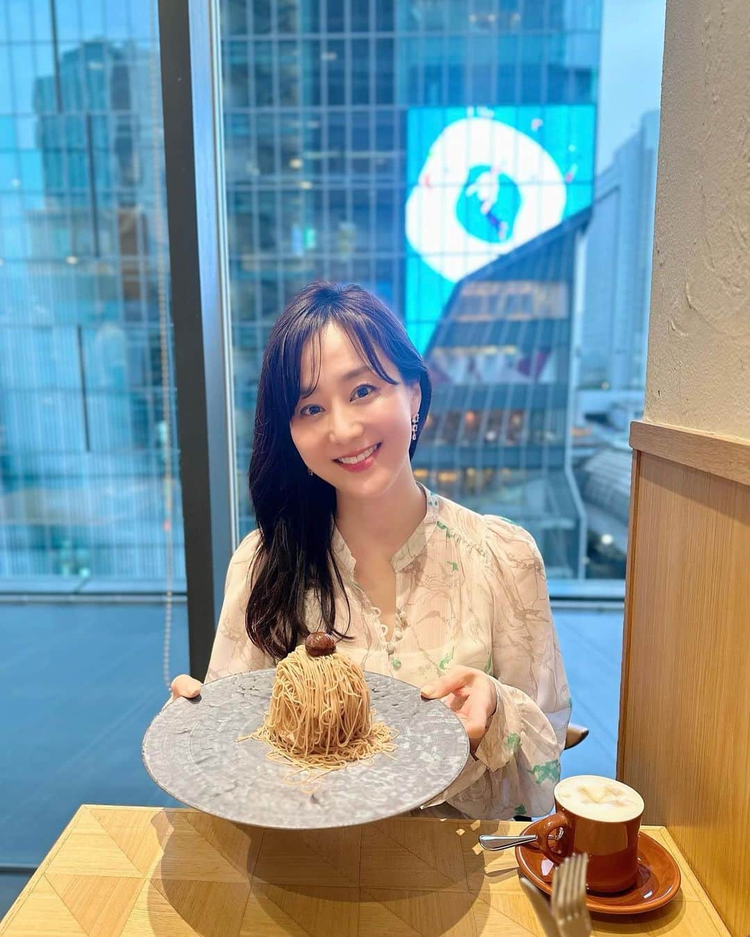 村上麻衣のインスタグラム：「ついに私も「生搾りモンブラン」デビュー🌰🍰  Instagramでよく見るこの生搾りモンブラン。 「いいな、美味しそう…」と羨ましく思いつつも食べる機会なかったのです。 ようやくデビュー🤗✨  友達に「え、初めて？何で今まで食べなかったの？」 マイ「誰にも誘われなかったから…」 という会話がこの日なされました。笑  マロンクリーム美味しかった！ 中にはアイスクリームとカリカリの土台が入ってました。  1.3枚目がノーマルカメラ、5枚目がアプリカメラです。 なんか違う🤭 . . . 食べて食べてコロコロしてたら、お腹がアブナイことになってきました。 4日前から「2週間でお腹ぺったんこヨガ」をYouTubeで見ながらやってます。 ジムにも毎日行ってます。 さて結果や、いかに？笑  #生搾りモンブラン #渋谷#渋谷カフェ #渋谷グルメ #shibuya #ヒカリエ」