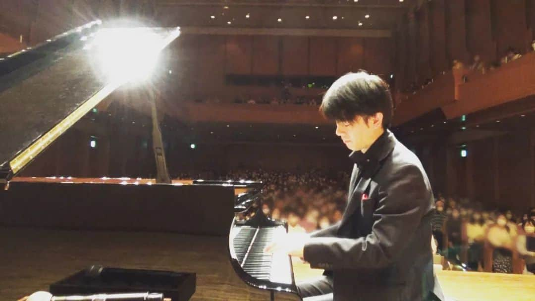 福間洸太朗のインスタグラム：「CD release concert in Kobe ♪  I played Scriabin & Rachmaninoff program in the beautiful Matsukata Hall after 10 years.  Thank you to all who came to the concert!  日曜日は、神戸で新譜CD発売記念リサイタルをしました。  私にとって10年ぶりの松方ホール、CD発売記念で大勢のお客様にこのプログラムを聴いていただけて、幸せでした❢   ラフマニノフの前奏曲Op.32全曲を弾くのはこれで最後かも、、ということで名残惜しい気持ちで演奏してました。  新譜CD、会場販売分が完売してしまい、購入できなかった方、申し訳ありませんでした。🙇🏻‍♂️  #Kobe #MatsukataHall #Scriabin #Rachmaninoff #Naxos #NaxosJapan #神戸 #神戸新聞松方ホール #スクリャービン #ラフマニノフ #新譜CD #ナクソス #ナクソスジャパン #アンパンマン」