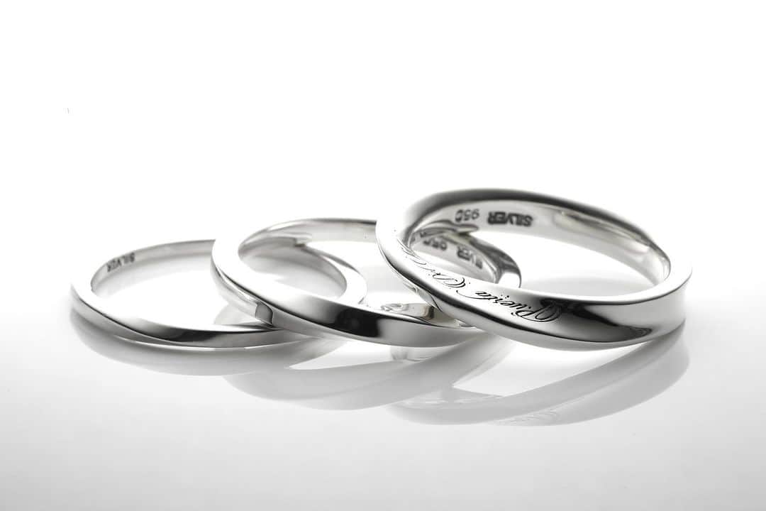 プエルタ・デル・ソルさんのインスタグラム写真 - (プエルタ・デル・ソルInstagram)「♙ ♜ ♝ ♞ ♛ ♚ 【Mobius Strip Ring】 表裏一体、固定概念からの解放を意味するメビウスの輪をモチーフにしたリング✴︎✴︎✴︎  small R1087 ¥11,000 medium R1088 ¥12,100 large R1089 ¥13,200  #メビウス #メビウスの輪 #PUERTADELSOL #プエルタ #プエルタデルソル #accessory  #jewelry #ジュエリー #アクセサリー #メンズアクセサリー #madeinjapan  #fashion   #恵比寿 /03-5489-9470 @puertadelsol_official  #大阪 /06-6136-5345  @puertadelsol_osaka」5月18日 14時46分 - puertadelsol_official