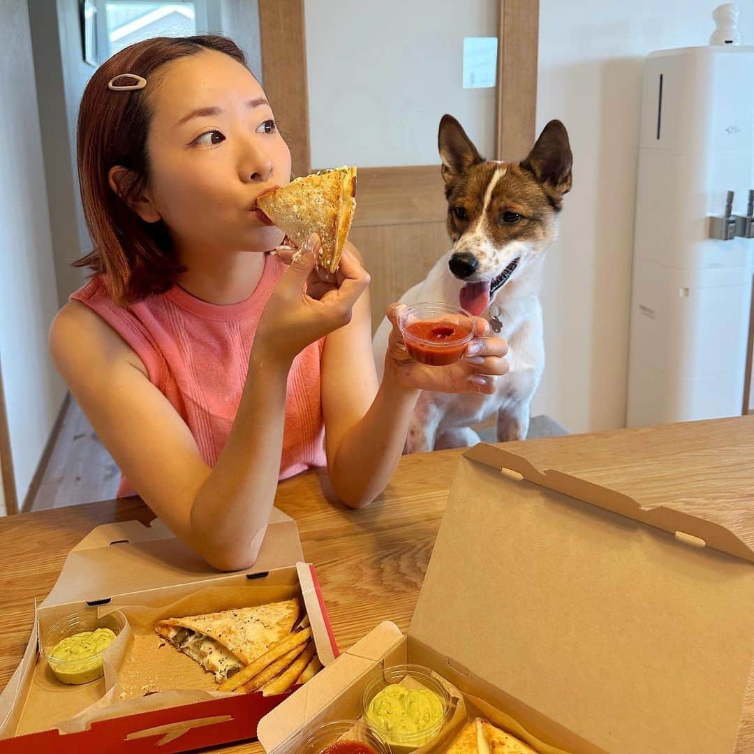 Aya（高本彩）さんのインスタグラム写真 - (Aya（高本彩）Instagram)「久々に家族みんな集合休日を過ごしてます🐶大掃除からのピザハットでハットメルツが届くという神時間🍕ソースにでディップして食べる1人用サイズのピザ🍕🍟ポテトも付いてて最高🤣 たまに食べるピザが最高に美味しい。。。  @pizza_hut_japan  #ピザハット#ハットメルツ#pr」5月18日 14時56分 - aya_dream04