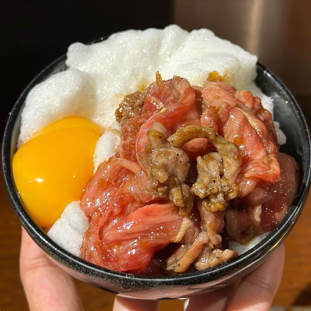 のインスタグラム：「【すどログのお店巡りが最近の趣味🤤】  🐮 カブンチカ @kabun2012  📍 Tokyo/Akasaka  すどポンに教えてもらったお店はいち早く通うシステムを導入してるので行ってきました〜🤤 当日予約ギリいけたのもありがたい🤤💕  お肉は1切れ、1人前から頼めるのもいい🤤💕 ユッケは炙ってくれて、ふわふわの白身につけて食べるのが新感覚‼️タレ味ユッケ美味しい🤤💕  頼んだものは 🌀ハラミ 🌀タン 🌀炭火ユッケ 🌀マルチョウ 🌀カルまぶし 🌀キムチチャーハン 🌀浅漬けキムチ  ごはんもの頼みすぎて肉が食べれず絶対リベンジしたいところ🥲お肉はどれも美味しいし、味付けも最高👍  絶対にリピ確のお店🤤ってか赤坂焼肉強豪多すぎ〜💕 赤坂で焼肉巡りが最高じゃん🤤💕💕  #焼肉#焼肉ババア#焼肉好きな人と繋がりたい #赤坂#赤坂ディナー#赤坂ごはん#赤坂グルメ#akasaka#akasakamitsuke #japan#japantravel #japantrip #japanesefood #japanfood #yakiniku#beefyakiniku」