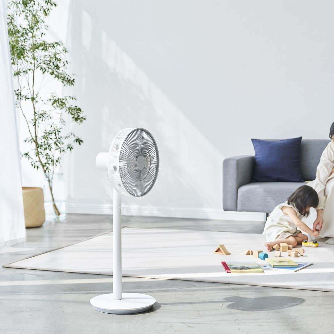 のインスタグラム：「夏の準備に。The GreenFan . The GreenFanは、自然界の風を部屋に再現する扇風機。バルミューダ独自の二重構造の羽根が実現する大きく包み込むやわらかな風は、浴び続けても疲れない、自然界の風のような心地よさです。 . 家族が集まるリビングで使えば、大きく広がる風が部屋全体を涼しく。また、The GreenFanの風は超静音なので、夏の寝室や在宅での仕事に集中したいときにも最適です。高い省エネルギー性も兼ね備え、ひと夏つかっても風量1の場合は29円、風量3でも電気代はわずか97円*です。 . 気持ちのいいThe GreenFanの風と一緒に、よい夏の一日をお過ごしください。 . . *最弱運転で1日8時間、90日使用した場合。電気代は1kWhあたり27円で計算。2023年4月以降、電力供給各社、電気代値上げを実施予定。 . . #BALMUDA #バルミューダ #TheGreenFan #ザグリーンファン #扇風機 #夏の準備 #節電対策 #ワイヤレス扇風機 #ロングライフデザイン賞」
