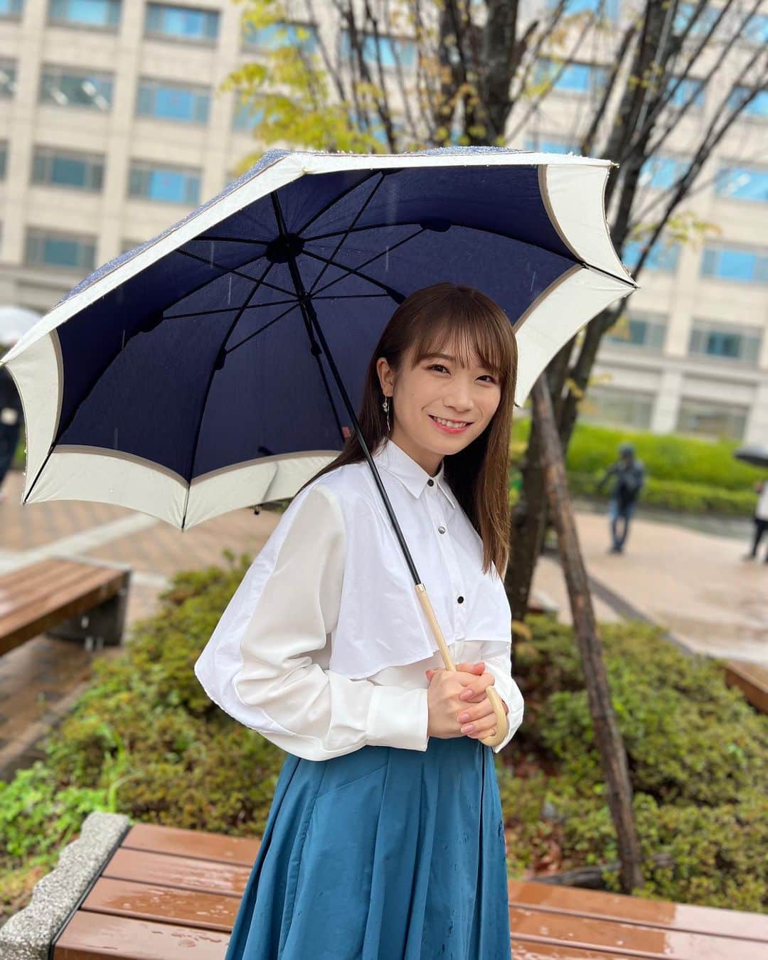のインスタグラム：「. 第6話の真夏さんをお届け📸  雨の日の撮影でしたが とってもさわやかな衣裳で晴れやかな気持ちに😊  クランクインの様子は後ほど･･･🎥  もう一度見たい方は TVer https://tver.jp/lp/episodes/epmzh0dlm7  #それってパクリじゃないですか？ #それパク #芳根京子 #重岡大毅 #秋元真夏」