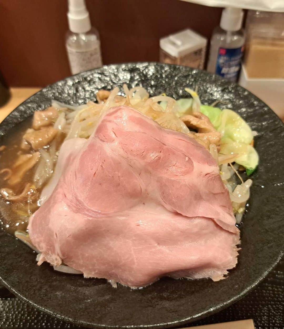 小川理子さんのインスタグラム写真 - (小川理子Instagram)「おいしい「博多もつ野菜らぁ麺」食べてきた！！ 新鮮な野菜に豚骨スープを使った餡かけ、、豚の肩ロースともつ煮込みをトッピング♡ 野菜たっぷりで嬉しい😍もつもラーメンで食べれるなんて✨  セパレートで提供されるから、野菜を後のせしたり、バラバラで食べれるの。しかも野菜自体に味つけされてるけど、味変につかえるソースもあって、、 新しい！！🍜  素材のこだわりも見れて、嬉しいし安心😍 御徒町からすぐだし、アメ横のエリアでウキウキしたよ！ラーメン好きはもちろん、野菜が摂れるか心配してラーメンを控えていた方にもおすすめのお店でした🍜  PR @hakatatonkotsuramen1ban #博多豚骨らぁ麺一絆御徒町本店 #東京ラーメン #博多豚骨ラーメン #御徒町グルメ #御徒町ラーメン #上野グルメ #上野ラーメン #上野ランチ #ラーメン🍜 #ラーメン女子 #uenolunch #uenoramen」5月18日 15時16分 - ogawariko11