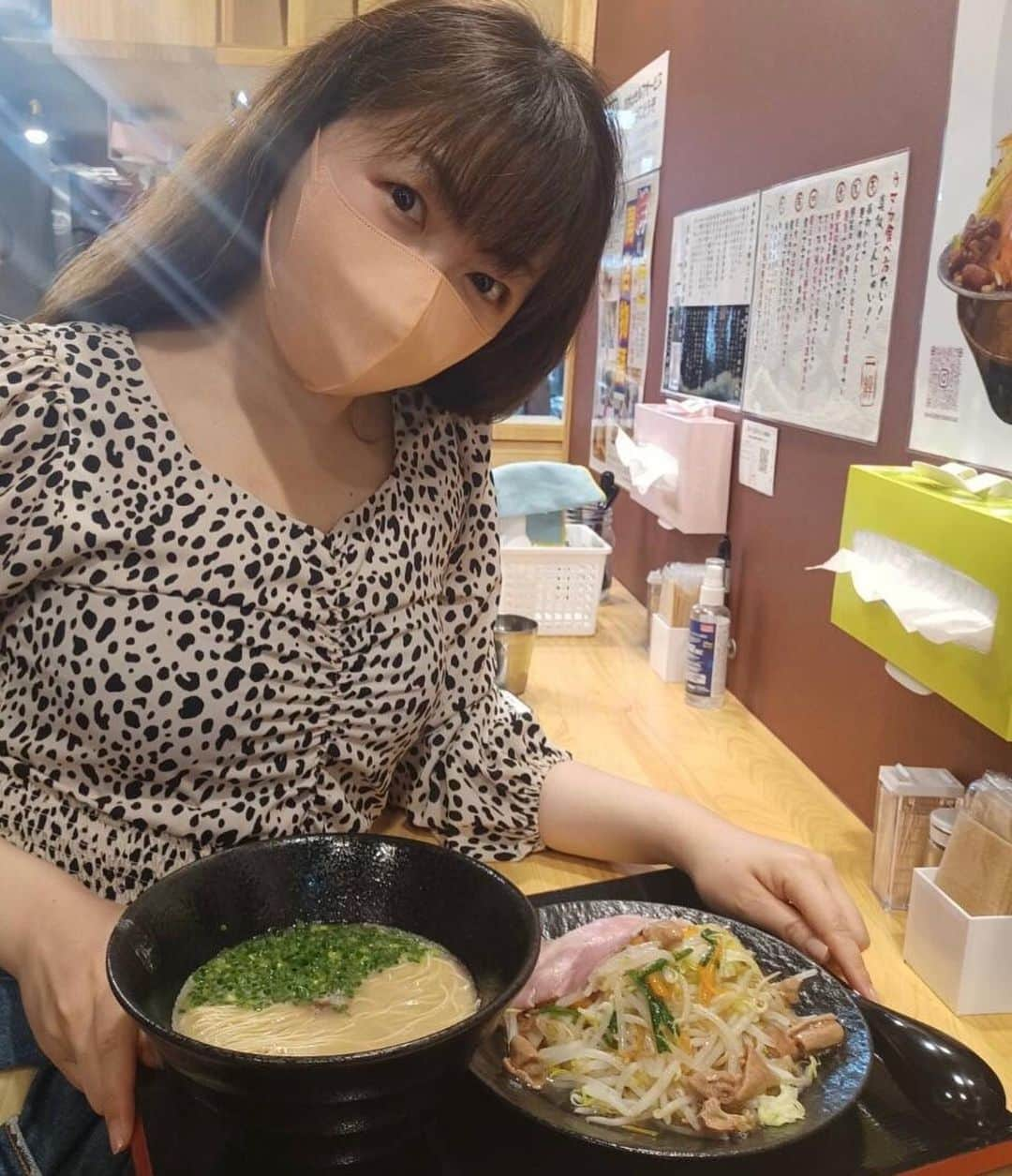 小川理子のインスタグラム：「おいしい「博多もつ野菜らぁ麺」食べてきた！！ 新鮮な野菜に豚骨スープを使った餡かけ、、豚の肩ロースともつ煮込みをトッピング♡ 野菜たっぷりで嬉しい😍もつもラーメンで食べれるなんて✨  セパレートで提供されるから、野菜を後のせしたり、バラバラで食べれるの。しかも野菜自体に味つけされてるけど、味変につかえるソースもあって、、 新しい！！🍜  素材のこだわりも見れて、嬉しいし安心😍 御徒町からすぐだし、アメ横のエリアでウキウキしたよ！ラーメン好きはもちろん、野菜が摂れるか心配してラーメンを控えていた方にもおすすめのお店でした🍜  PR @hakatatonkotsuramen1ban #博多豚骨らぁ麺一絆御徒町本店 #東京ラーメン #博多豚骨ラーメン #御徒町グルメ #御徒町ラーメン #上野グルメ #上野ラーメン #上野ランチ #ラーメン🍜 #ラーメン女子 #uenolunch #uenoramen」