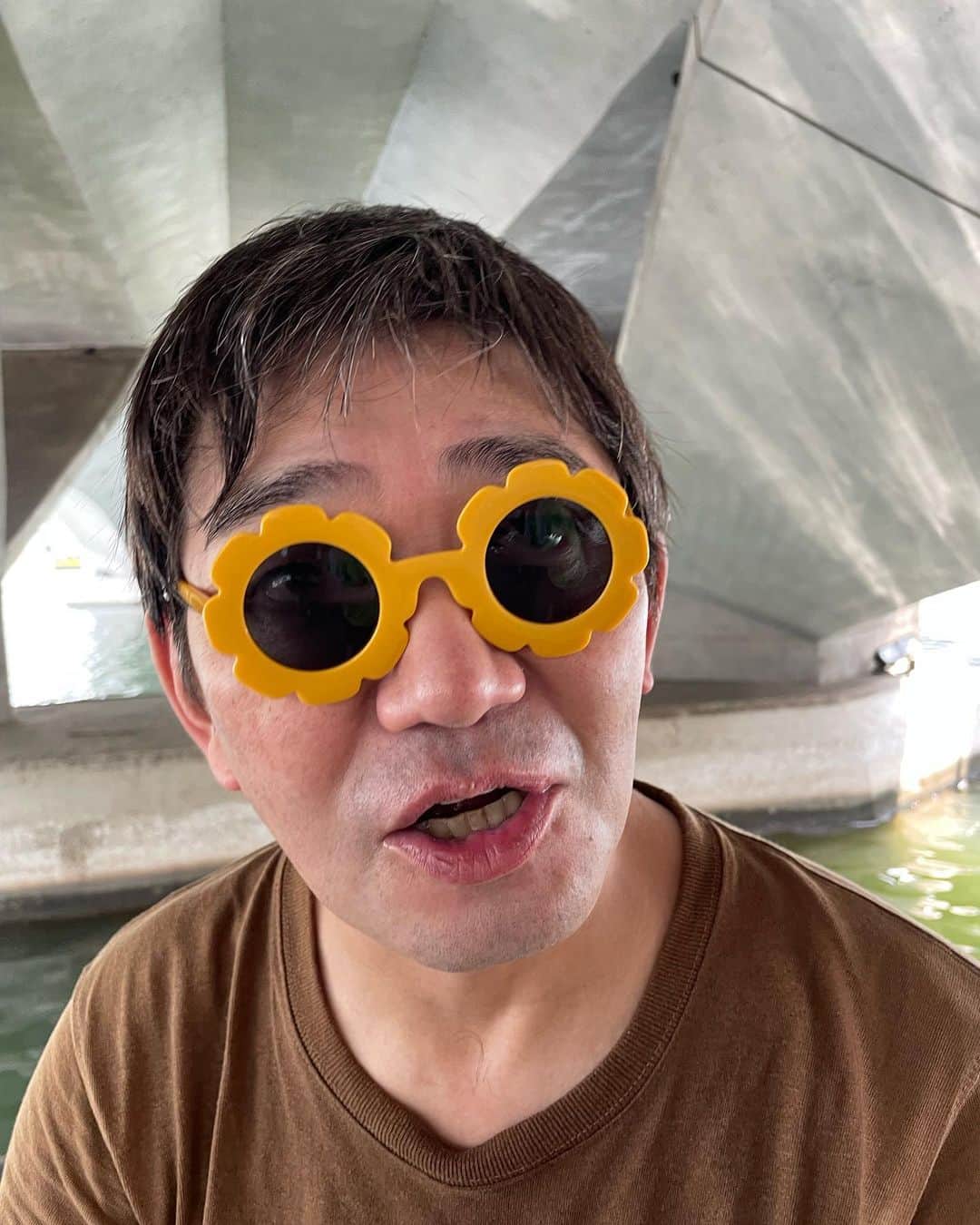 東野幸治のインスタグラム：「旅猿でシンガポール行ってきました。 暑かった！黒田くんは文句言いながら、めちゃくちゃ楽しそうでした。」