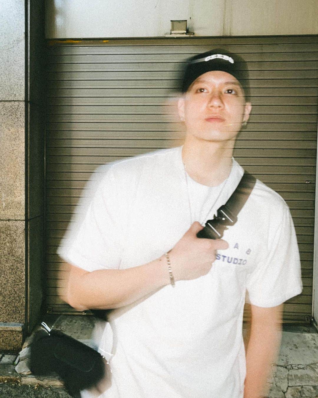 プニエル のインスタグラム：「Pics from last night ! Why am I disappearing in the first pic? Friend and I have been trying to figure out how to do this but we still have no idea  어제 밤에 찍은 사진들 ! 첫번째 사진 나 왜 사라지고있지?! 친구랑 이거 계속 어떻게 하는건지 알아 내려고 했는데 아직도 몰라 ㅠ」